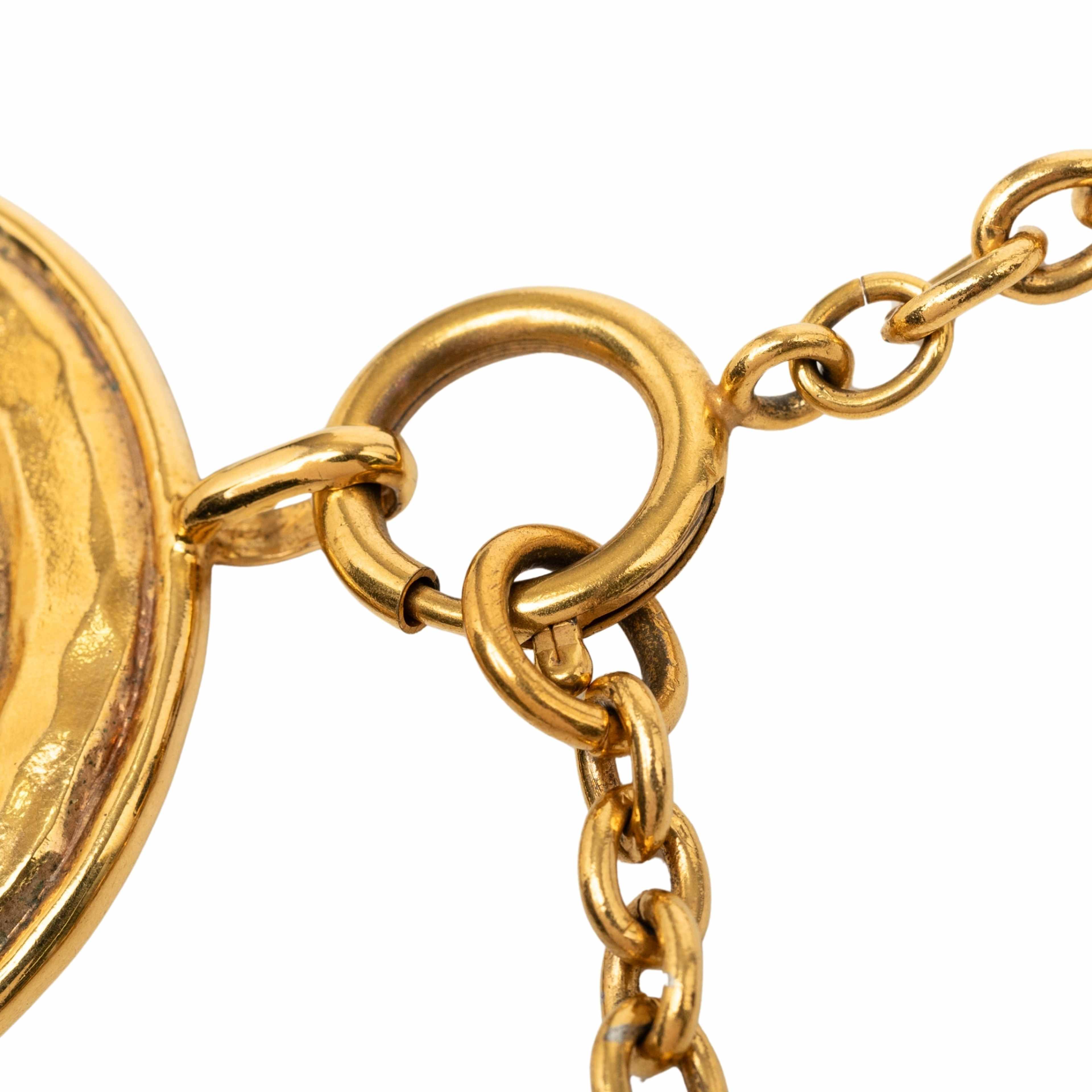 Chanel Gold Plated Rue Cambon Medallion Pendant Necklace, från Luxclusif, i färgen guld. Klicka för att öppna bilden i stort format