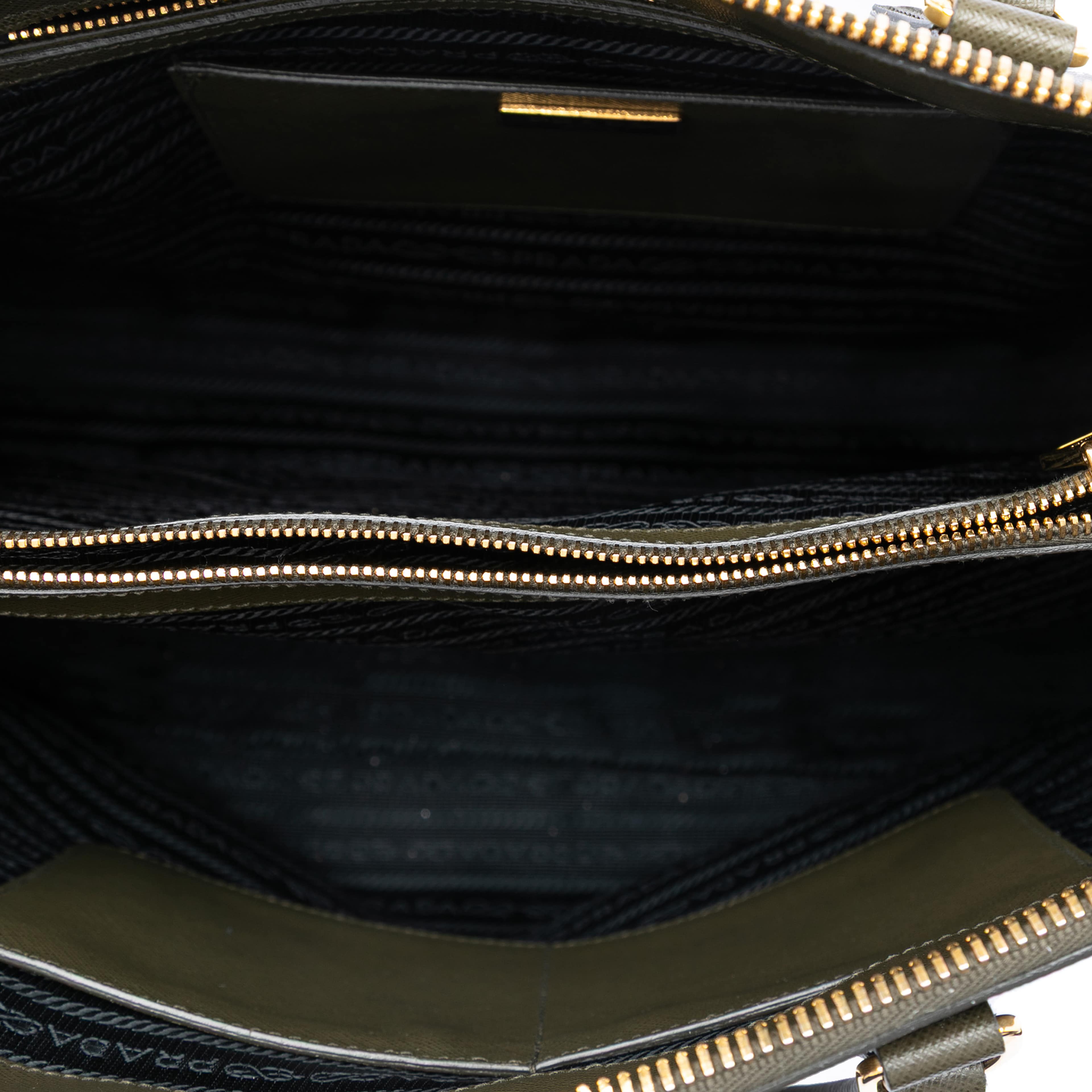 Prada Extra Large Saffiano Lux Promenade Satchel, från Luxclusif, i färgen dark green. Klicka för att öppna bilden i stort format