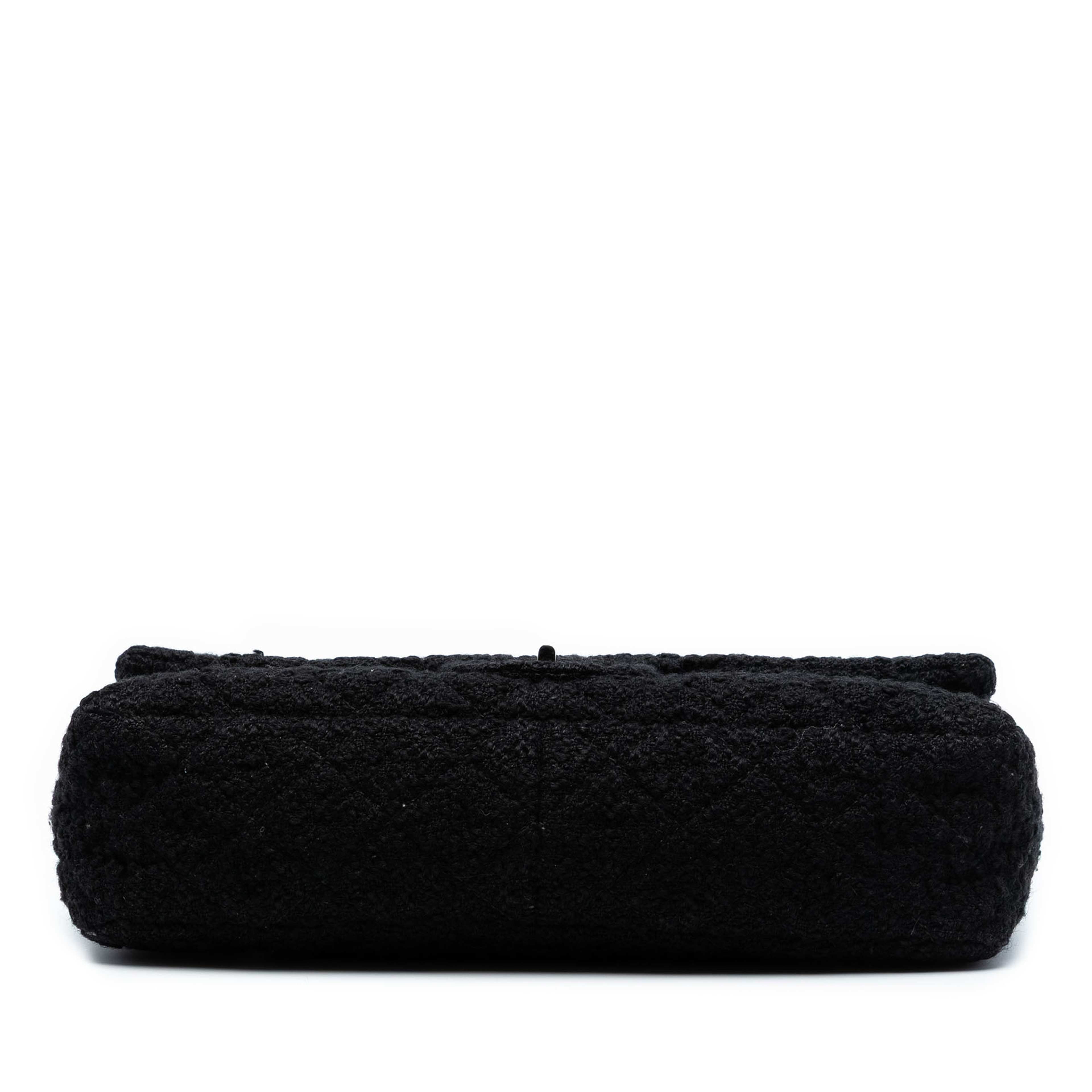 Chanel Jumbo Reissue 2.55 Quilted Tweed Easy Messenger Flap, från Luxclusif, i färgen svart. Klicka för att öppna bilden i stort format