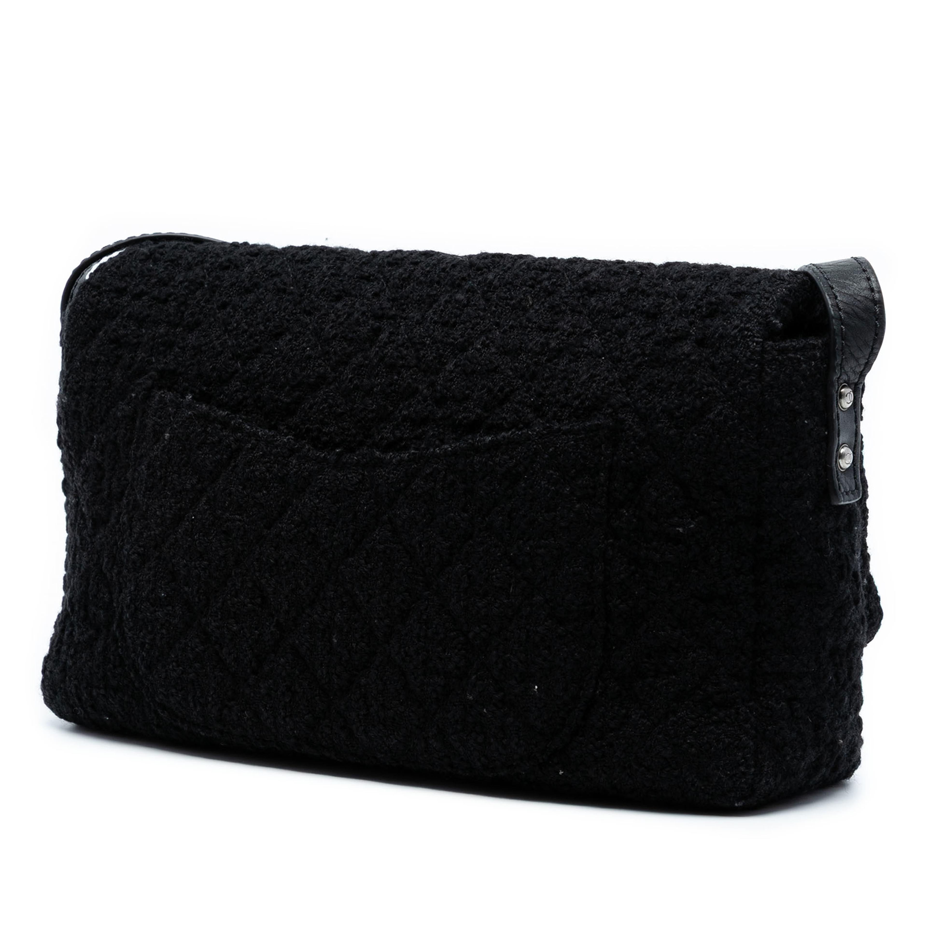 Chanel Jumbo Reissue 2.55 Quilted Tweed Easy Messenger Flap, från Luxclusif, i färgen svart. Klicka för att öppna bilden i stort format