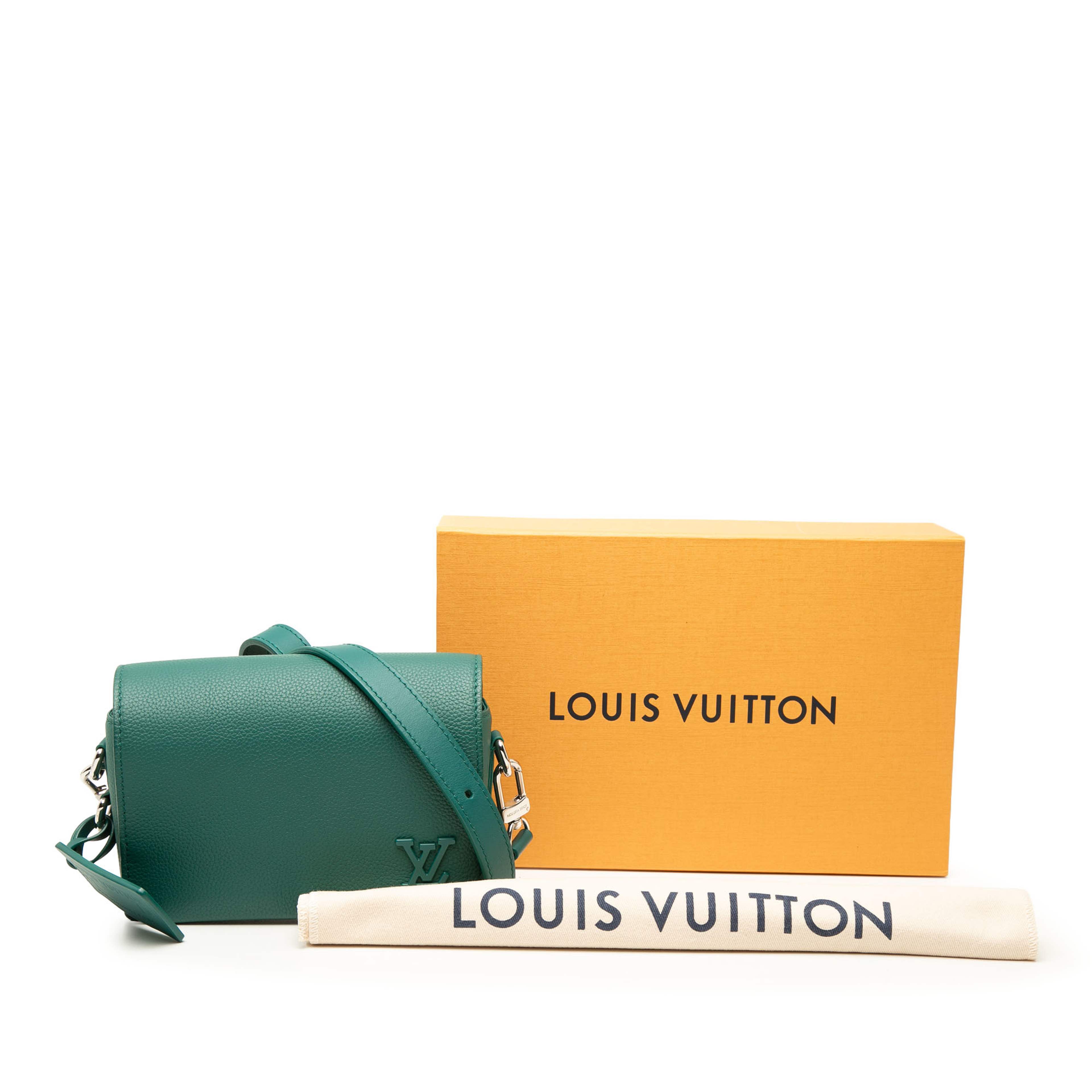 Louis Vuitton Aerogram Fastline Wearable Wallet, från Luxclusif, i färgen grön. Klicka för att öppna bilden i stort format