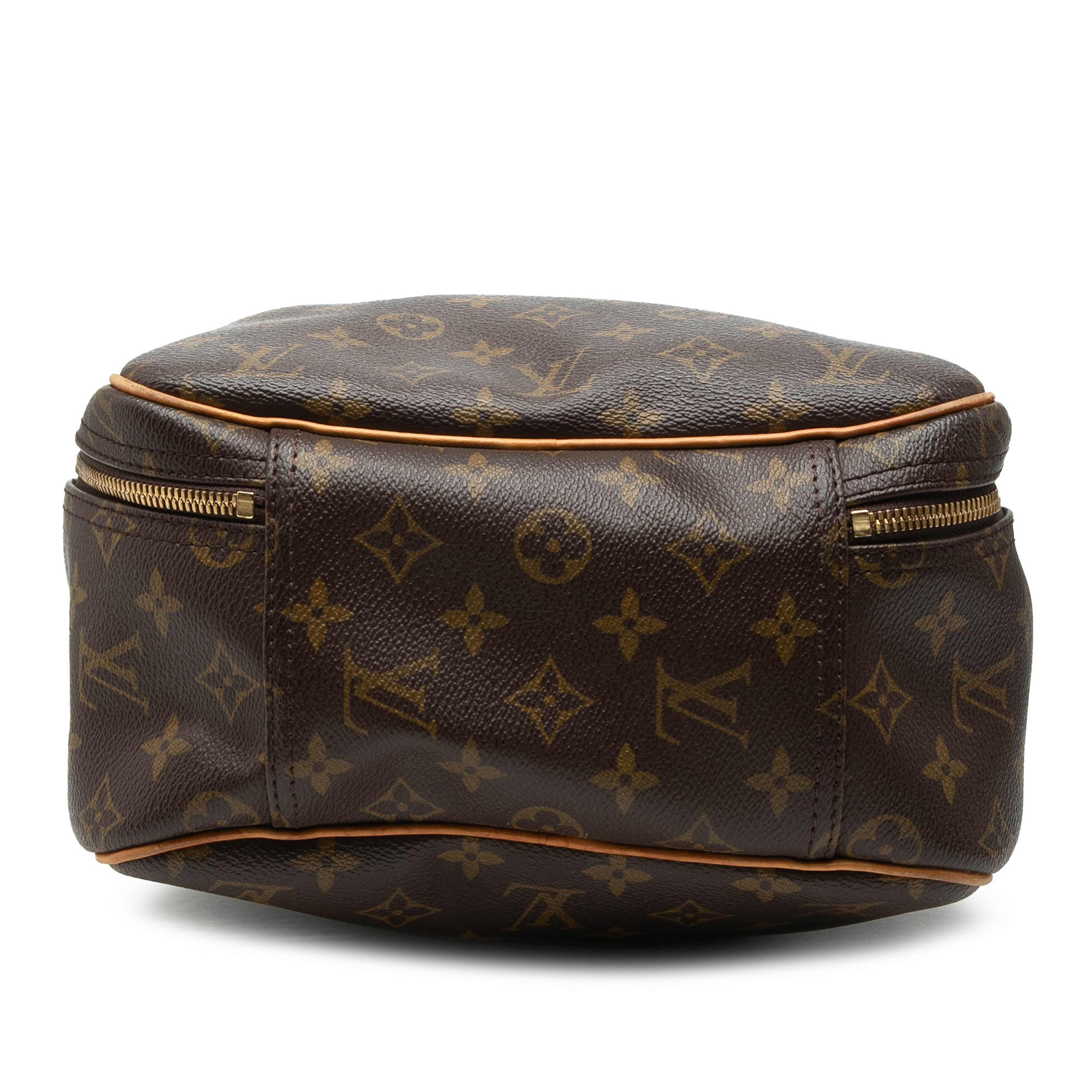 Louis Vuitton Monogram Excursion, från Luxclusif, i färgen brun. Klicka för att öppna bilden i stort format