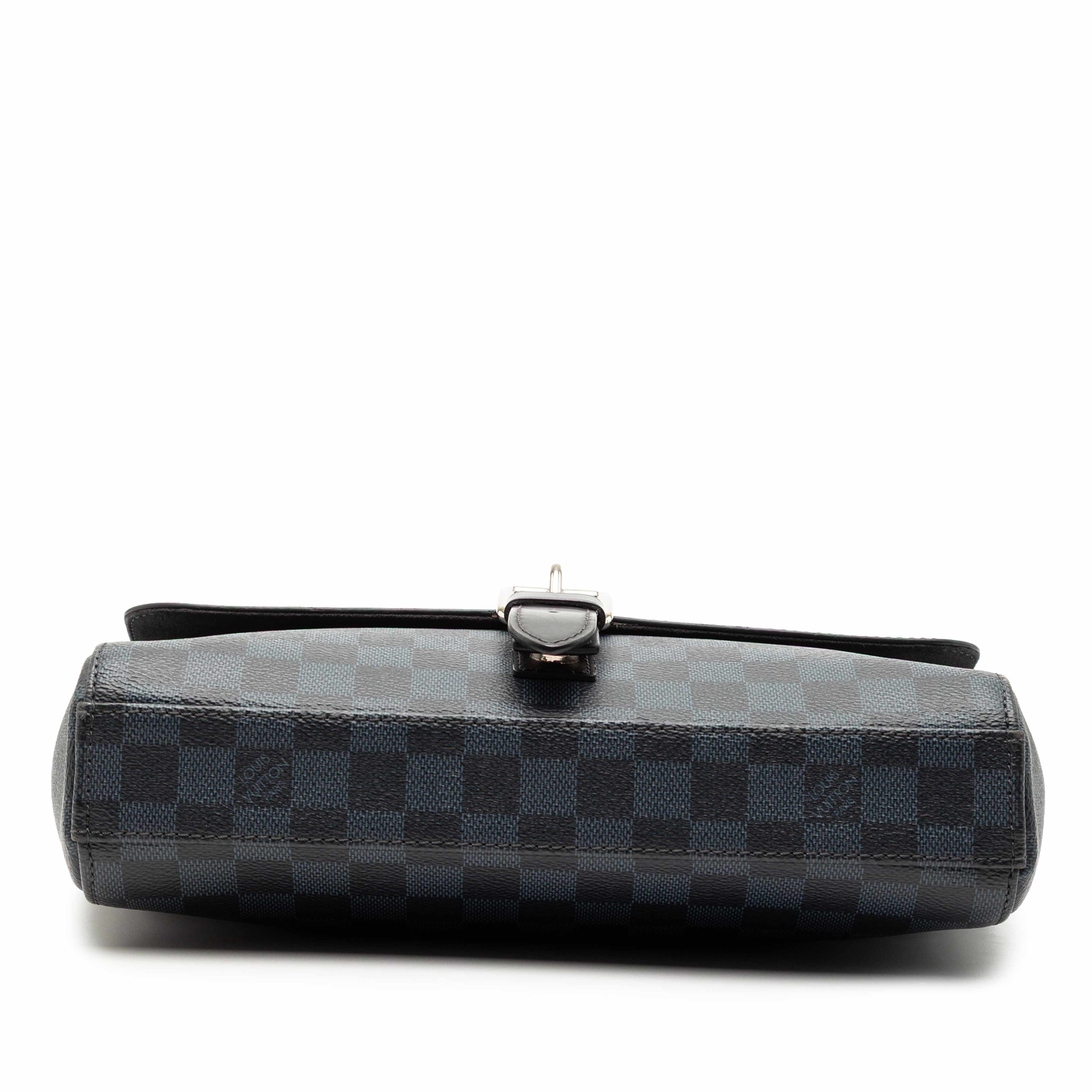 Louis Vuitton Damier Cobalt Newport Messenger Pm, från Luxclusif, i färgen svart. Klicka för att öppna bilden i stort format