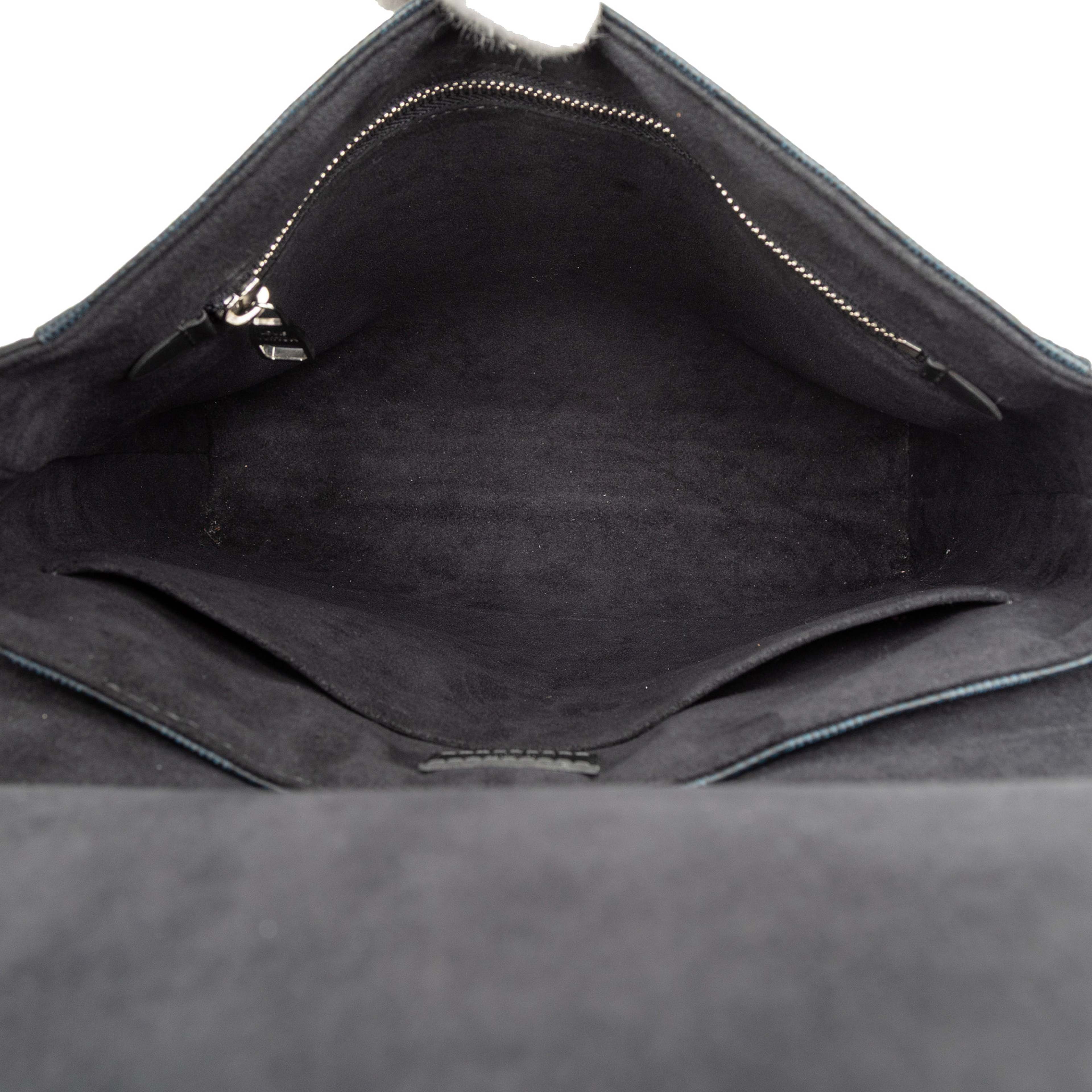 Louis Vuitton Damier Cobalt Newport Messenger Pm, från Luxclusif, i färgen black. Klicka för att öppna bilden i stort format