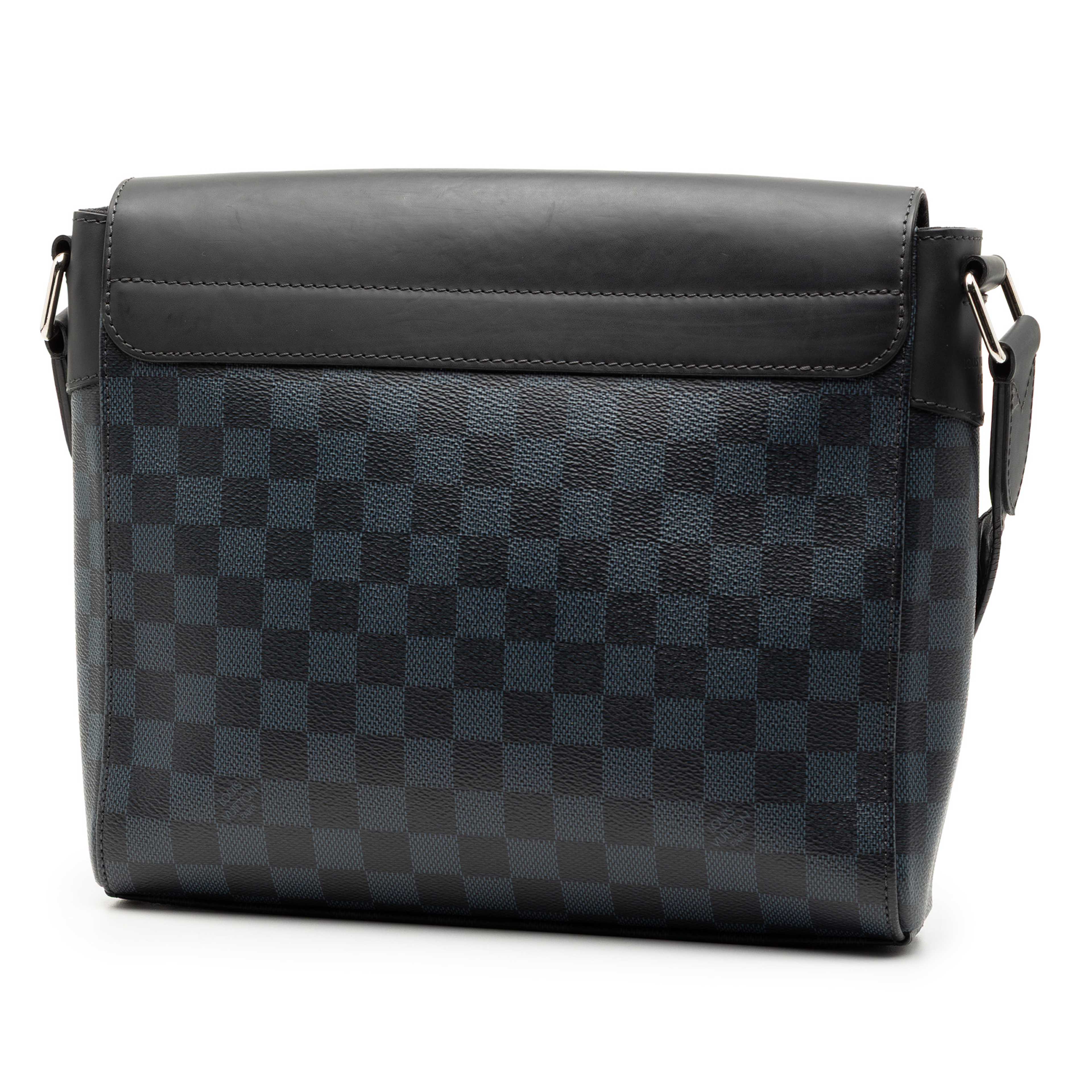 Louis Vuitton Damier Cobalt Newport Messenger Pm, från Luxclusif, i färgen svart. Klicka för att öppna bilden i stort format