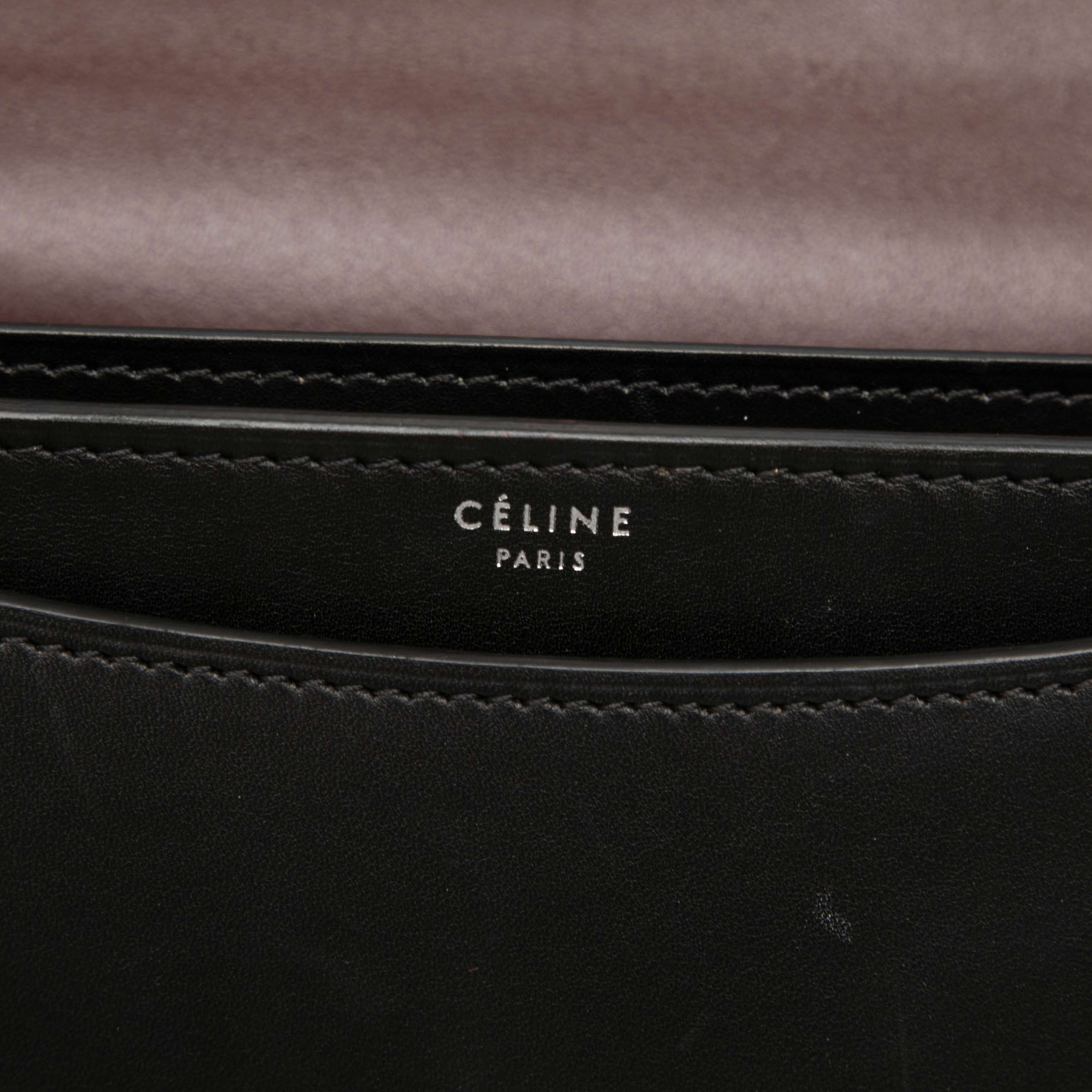 Celine Small Leather Case Chain Flap, från Luxclusif, i färgen svart. Klicka för att öppna bilden i stort format