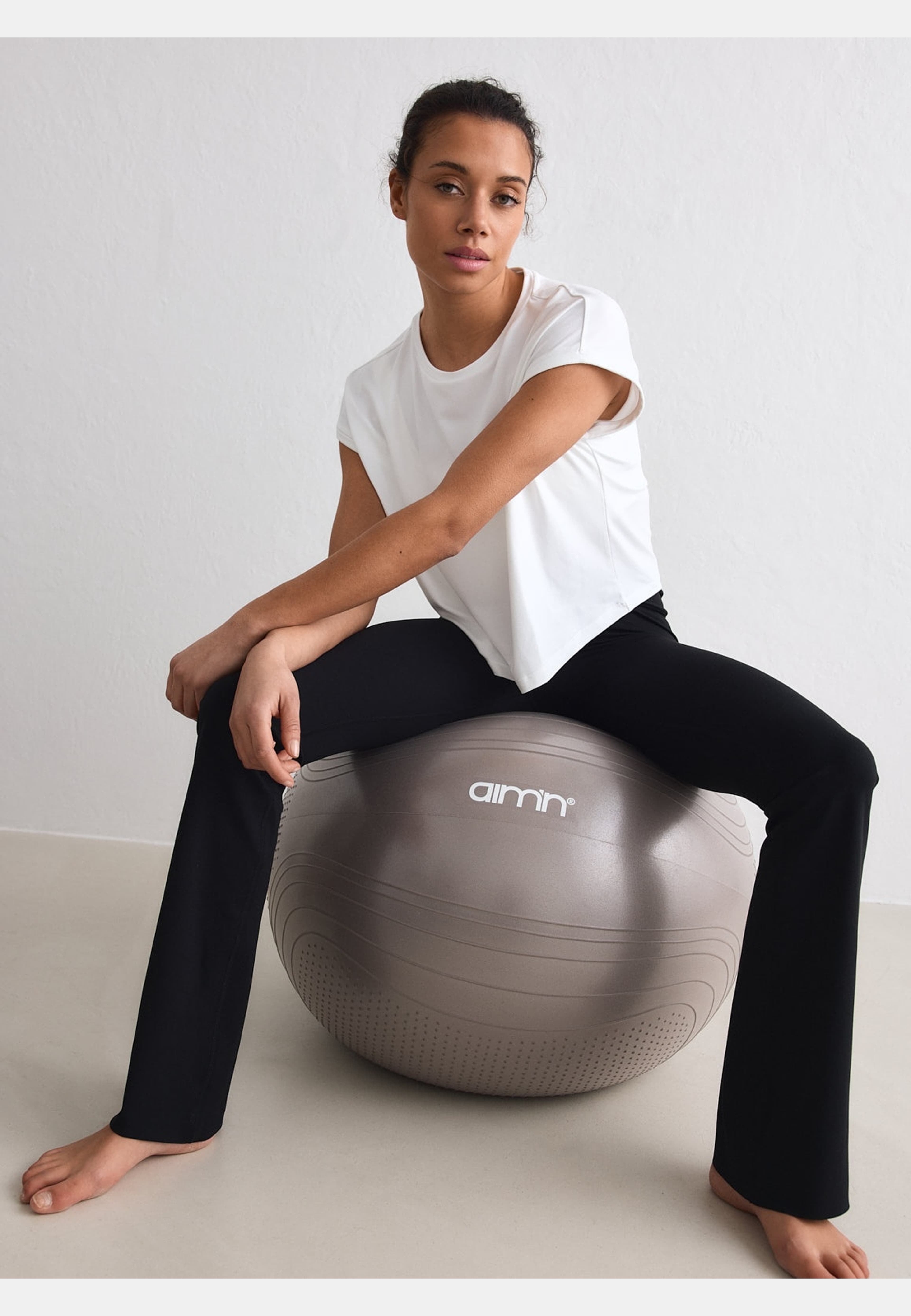 Sense Mid Waist Flare Tights, från aim'n, i färgen black. Klicka för att öppna bilden i stort format