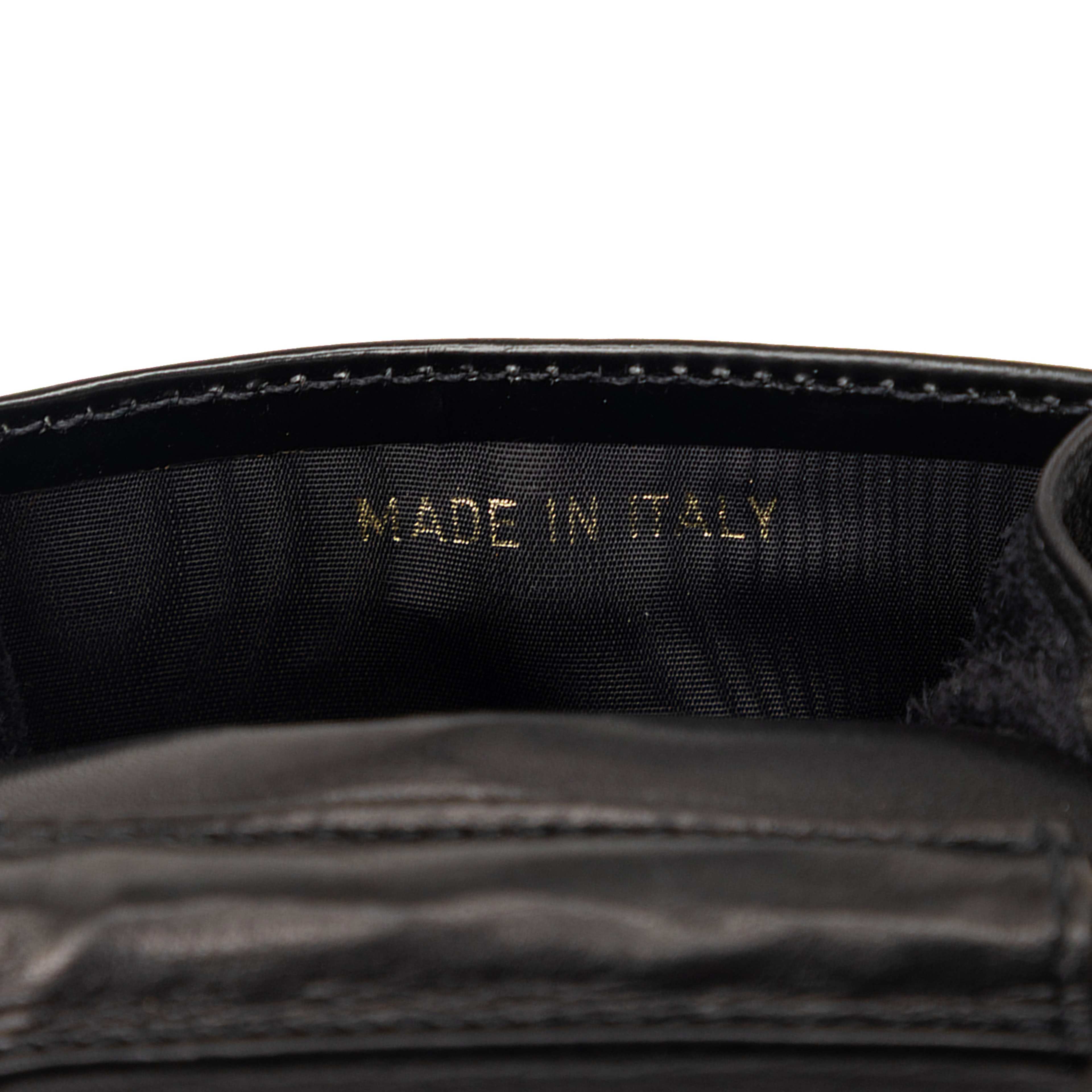 Chanel Cc Patent Phone Holder Crossbody, från Luxclusif, i färgen black. Klicka för att öppna bilden i stort format