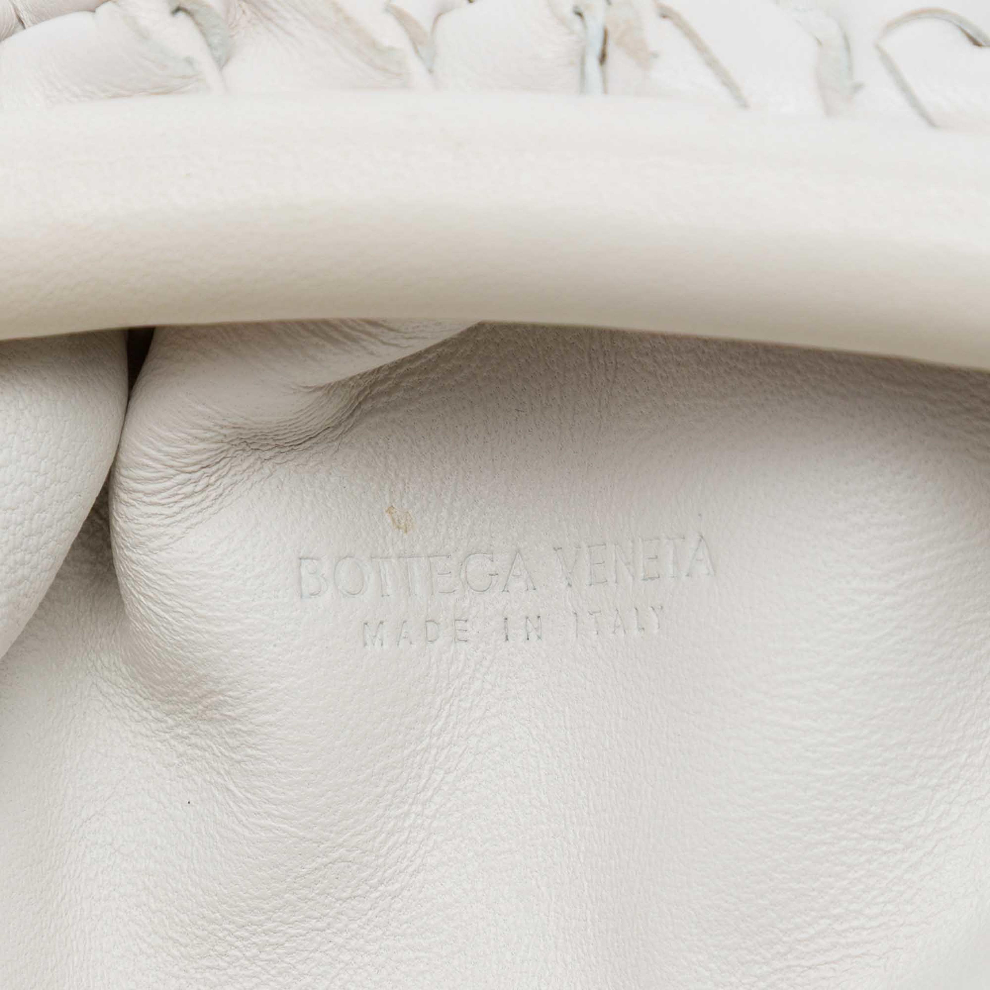 Bottega Veneta Nappa Intrecciato The Mini Pouch Crossbody, från Luxclusif, i färgen vit. Klicka för att öppna bilden i stort format
