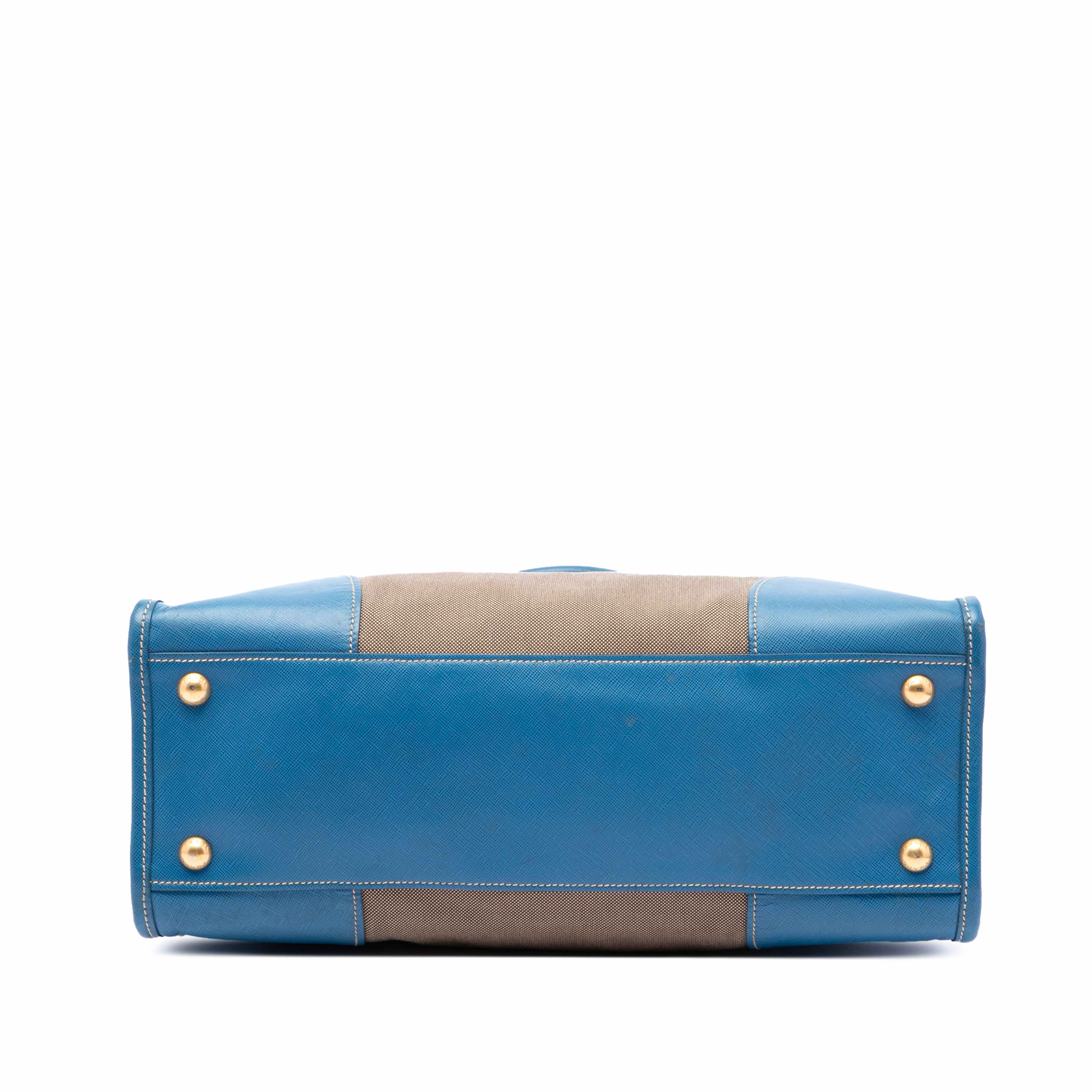 Prada Saffiano Trimmed Canvas Canapa Logo Double Zip Satchel, från Luxclusif, i färgen brun. Klicka för att öppna bilden i stort format