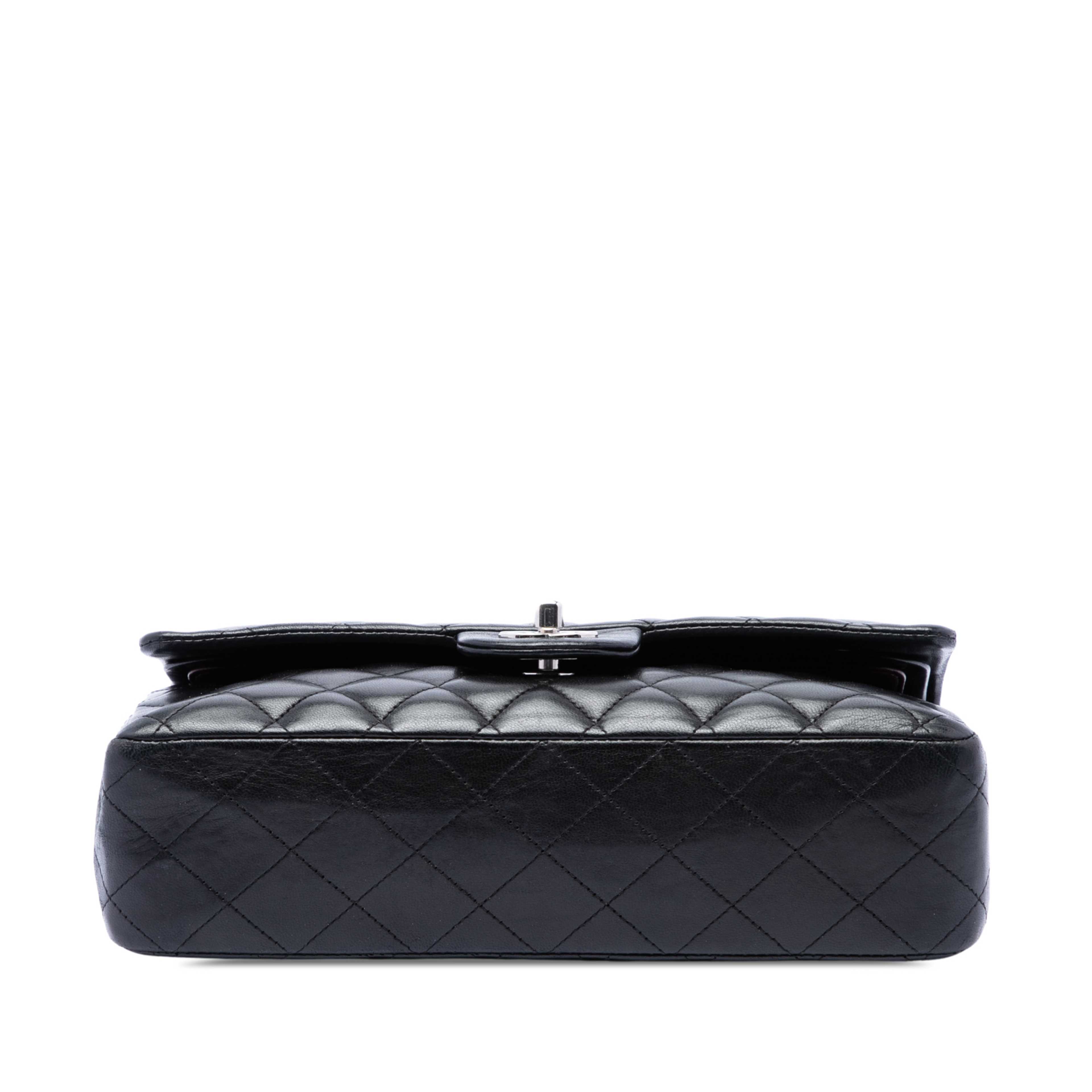 Chanel Medium Classic Lambskin Double Flap, från Luxclusif, i färgen svart. Klicka för att öppna bilden i stort format