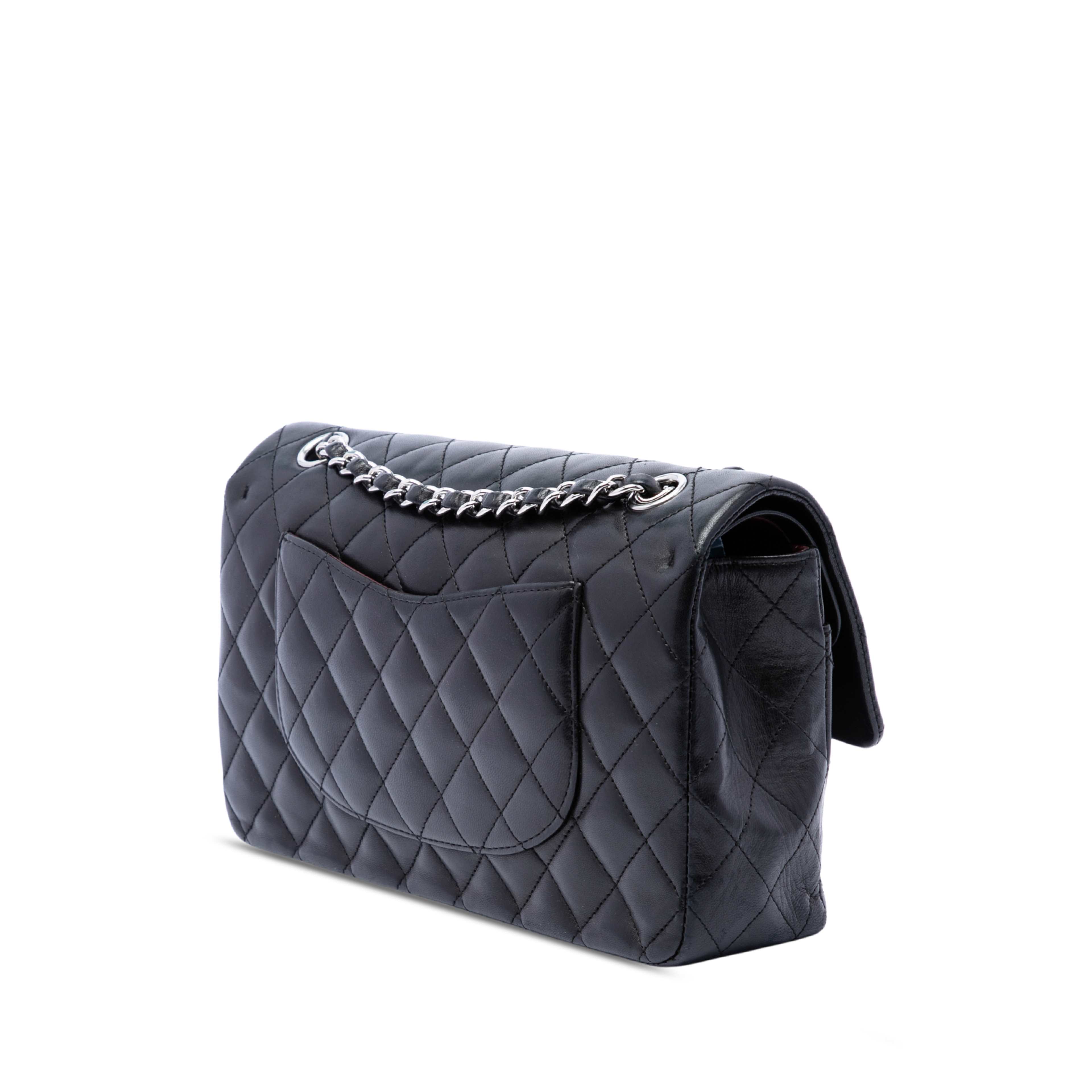 Chanel Medium Classic Lambskin Double Flap, från Luxclusif, i färgen svart. Klicka för att öppna bilden i stort format