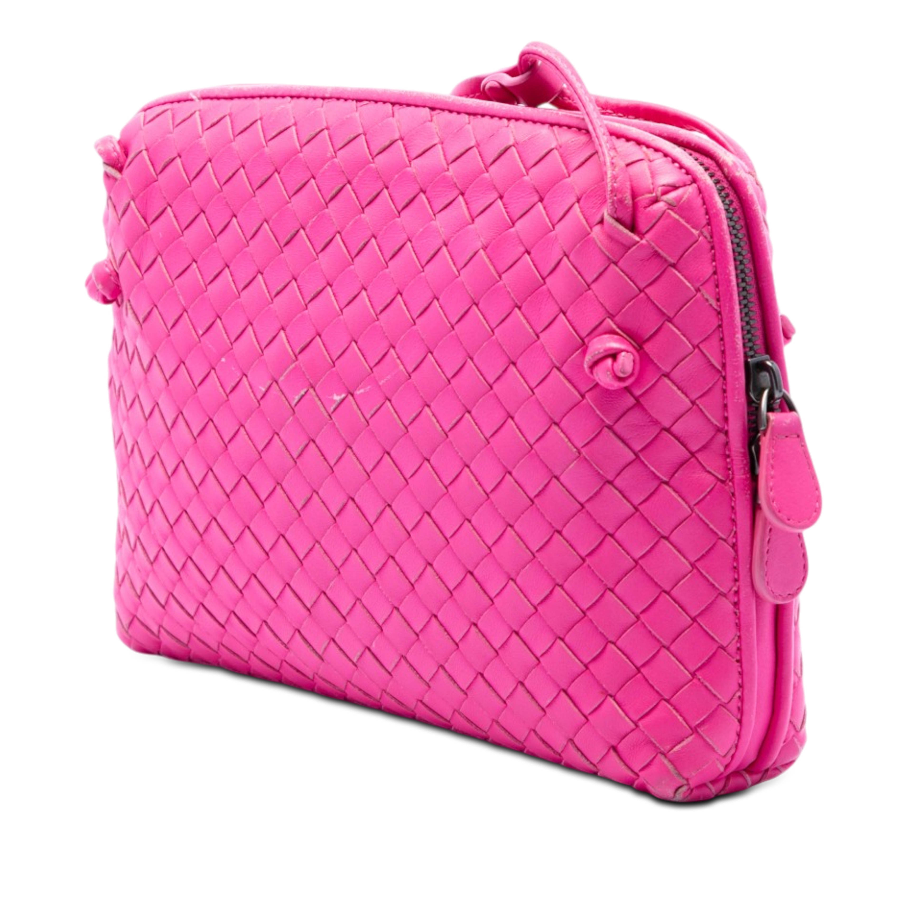 Bottega Veneta Nappa Intrecciato Nodini Crossbody, från Luxclusif, i färgen rosa. Klicka för att öppna bilden i stort format