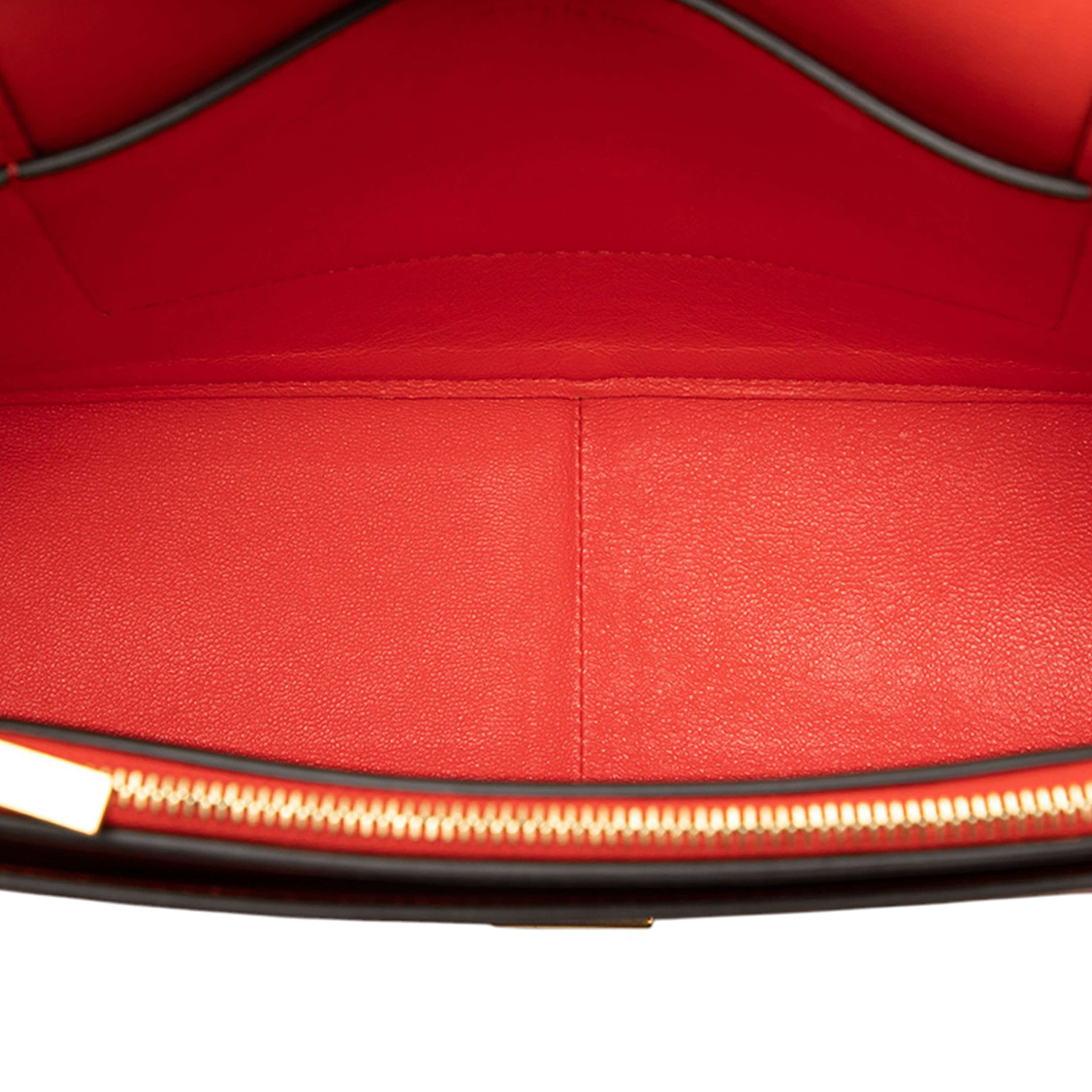 Celine Leather Frame Shoulder Bag, från Luxclusif, i färgen orange. Klicka för att öppna bilden i stort format