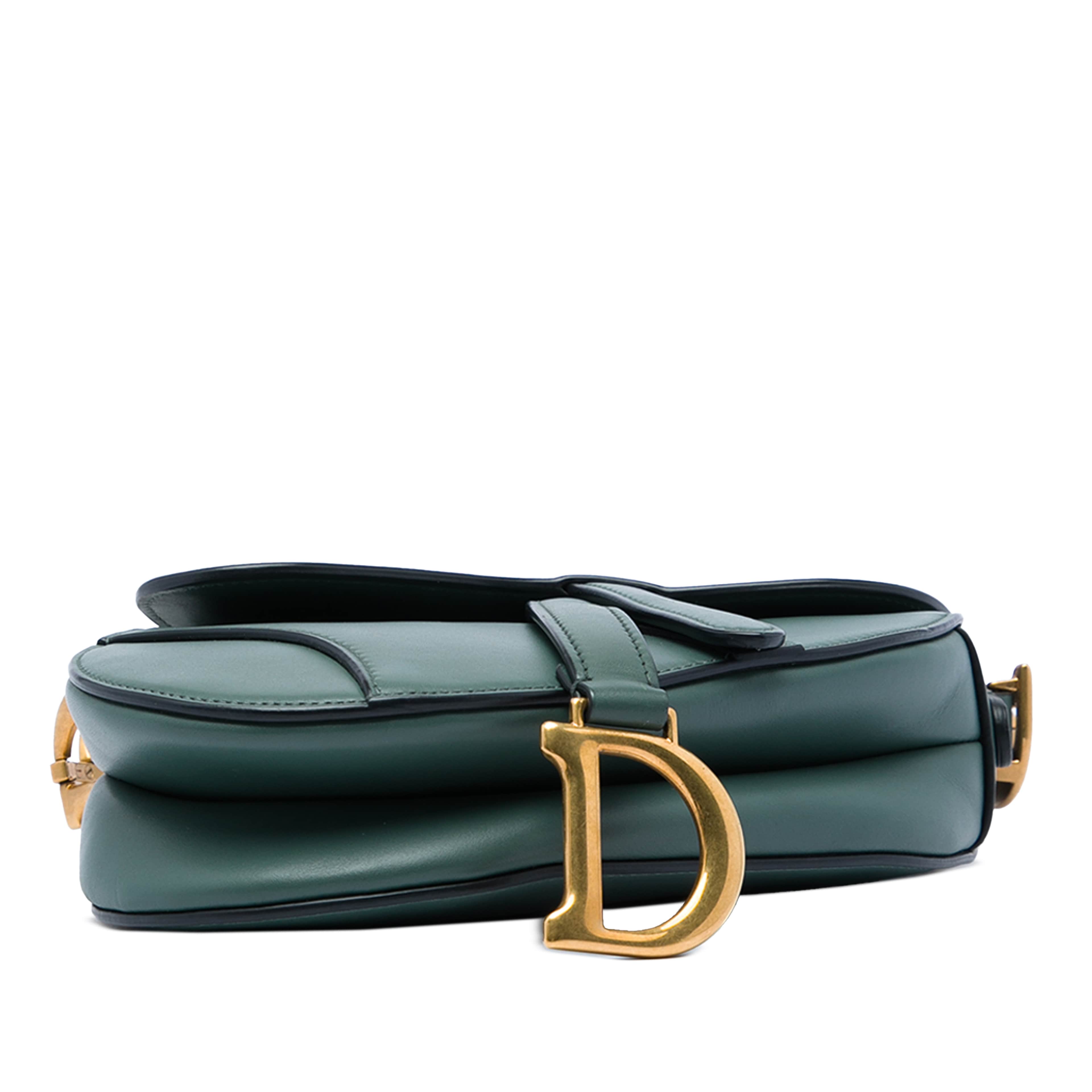 Dior Mini Smooth Calfskin Saddle Bag, från Luxclusif, i färgen grön. Klicka för att öppna bilden i stort format