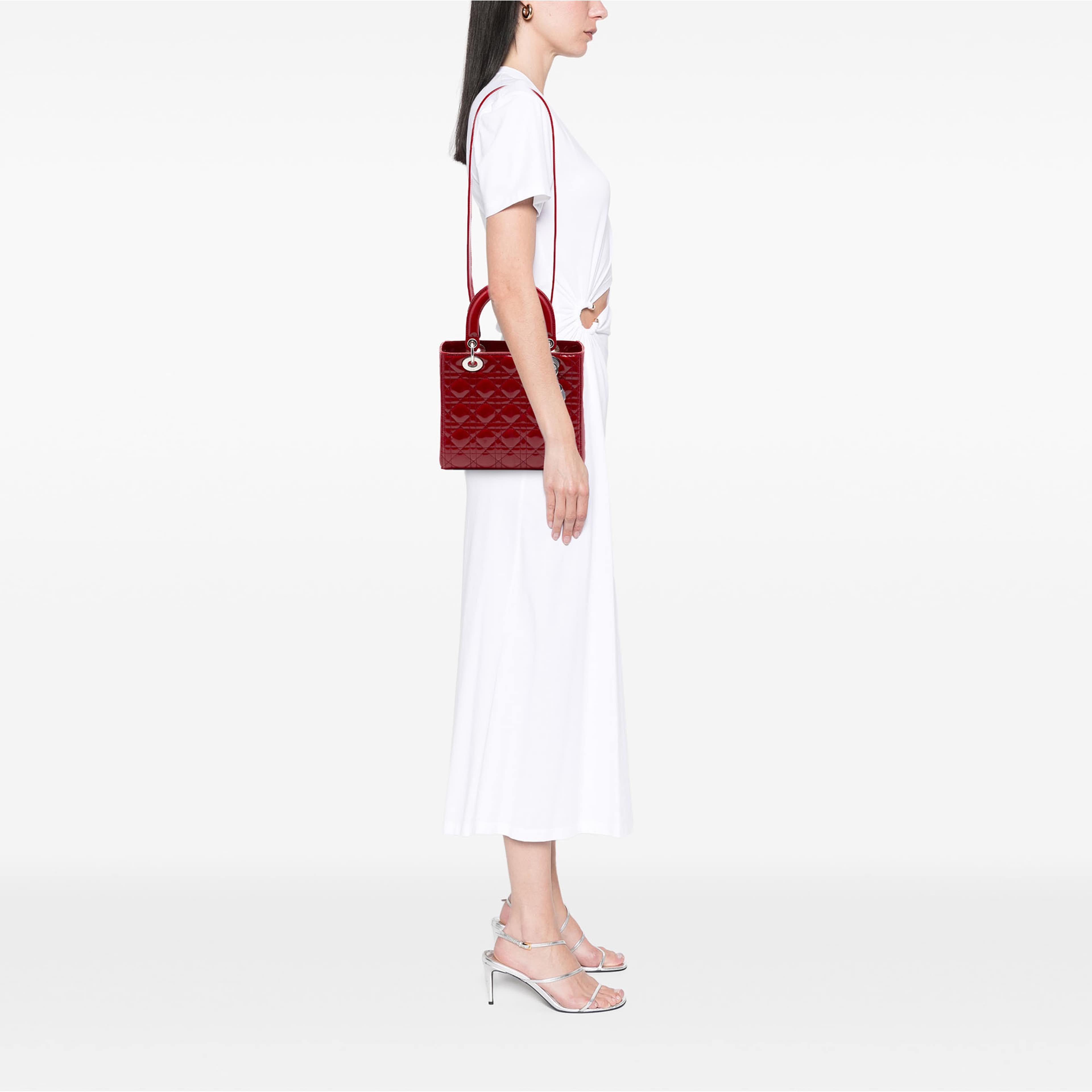 Dior Medium Patent Cannage Lady Dior, från Luxclusif, i färgen röd. Klicka för att öppna bilden i stort format