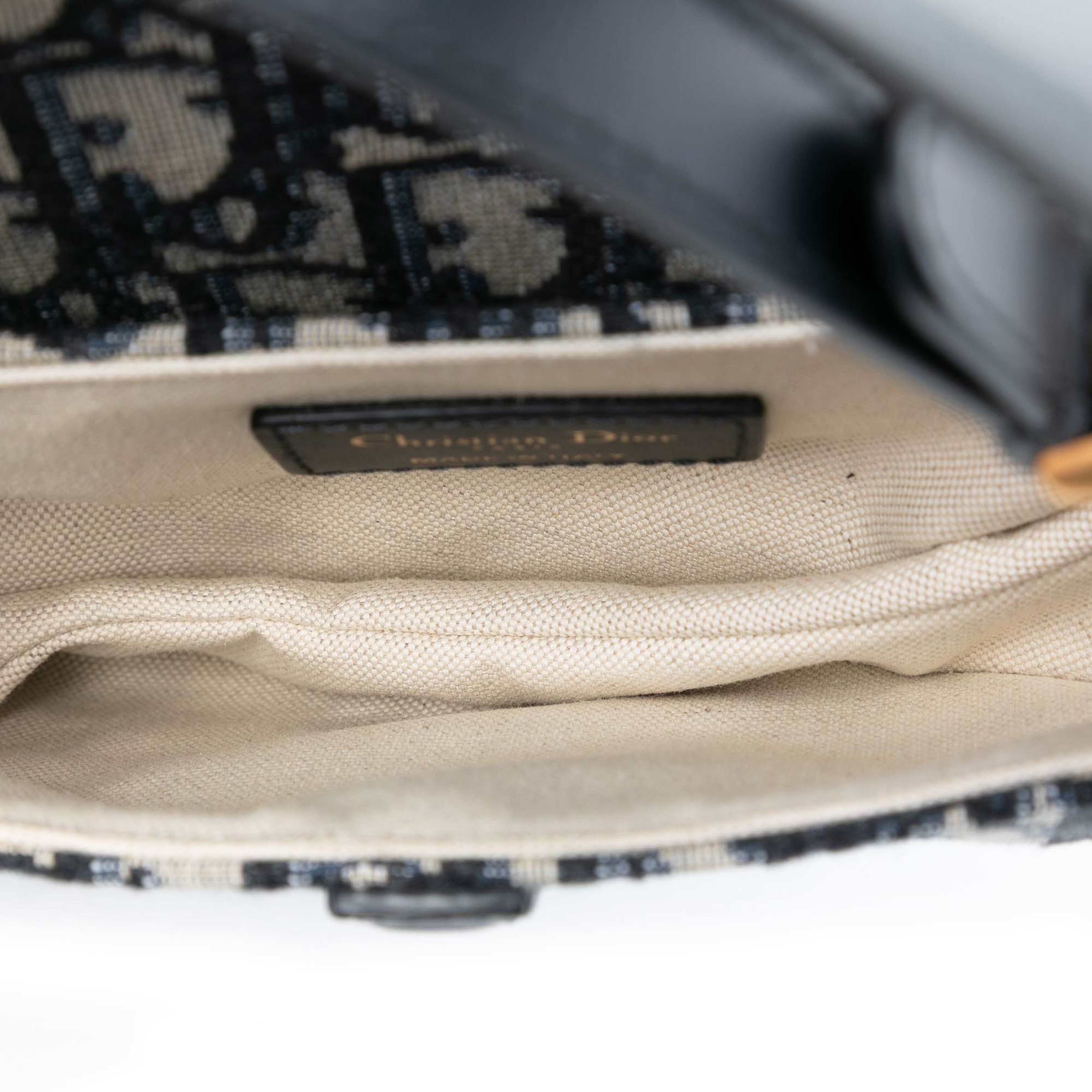 Dior Mini Oblique Canvas Saddle Bag, från Luxclusif, i färgen navy. Klicka för att öppna bilden i stort format