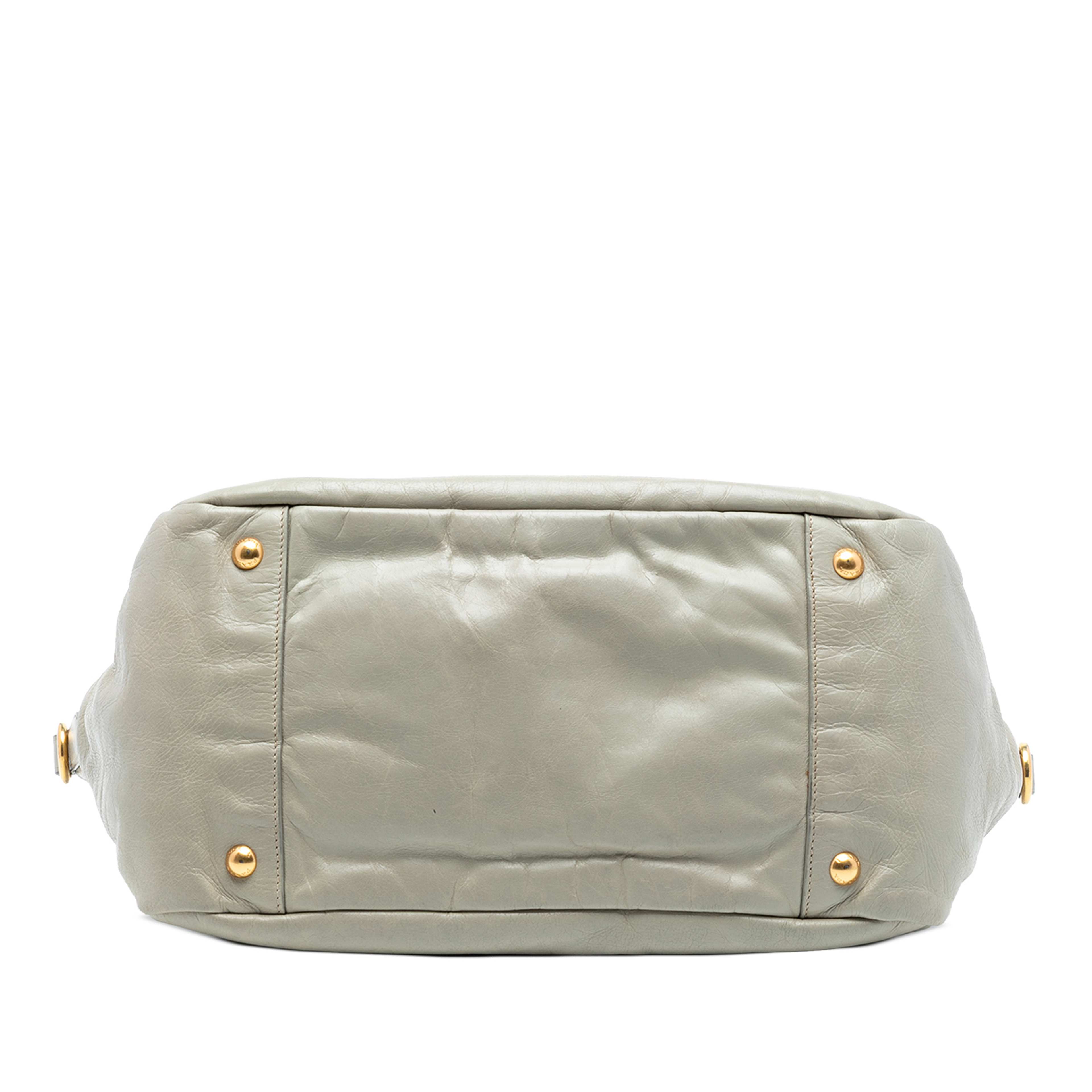 Prada Vitello Shine Satchel, från Luxclusif, i färgen light gray. Klicka för att öppna bilden i stort format