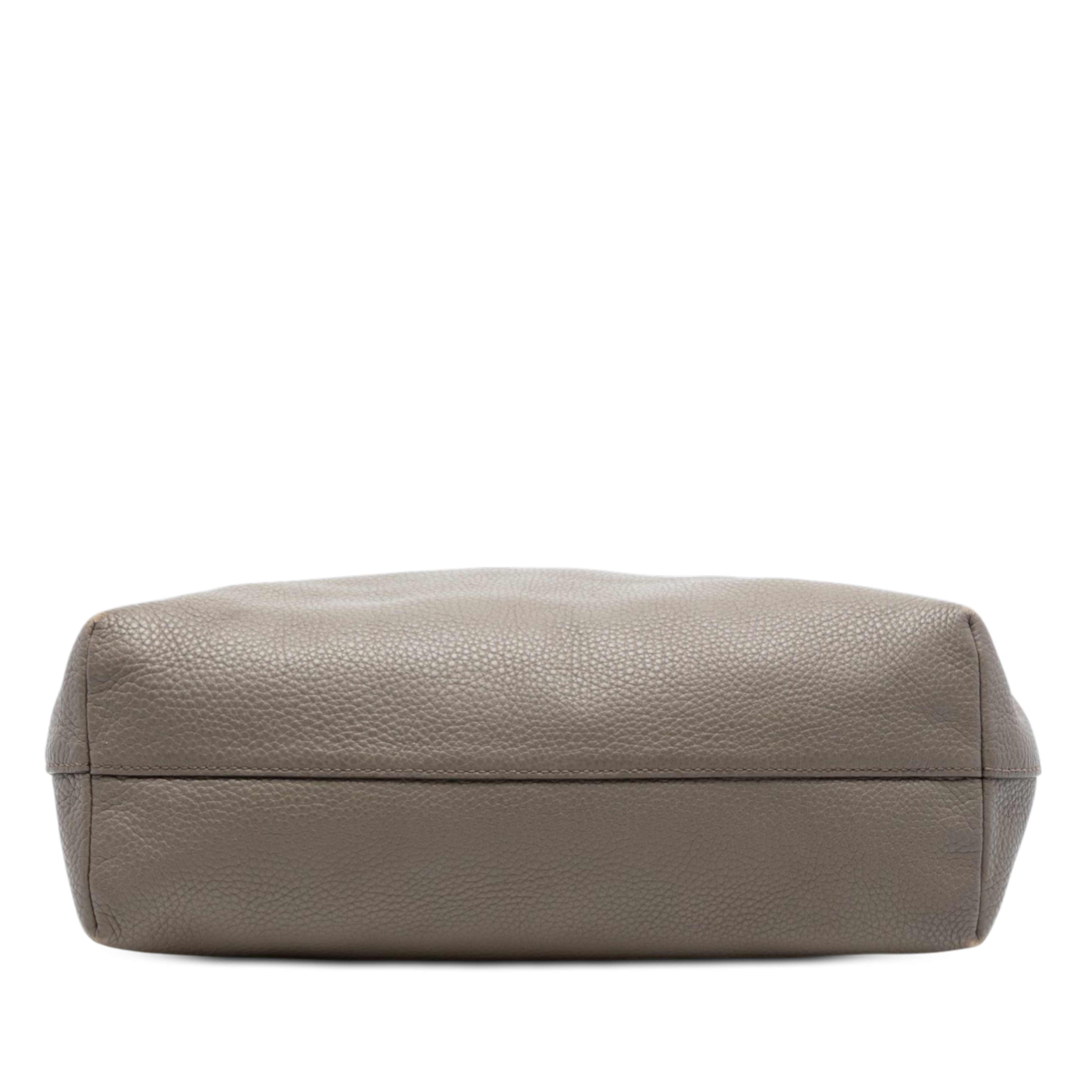 Prada Vitello Daino Open Convertible Tote, från Luxclusif, i färgen gray. Klicka för att öppna bilden i stort format