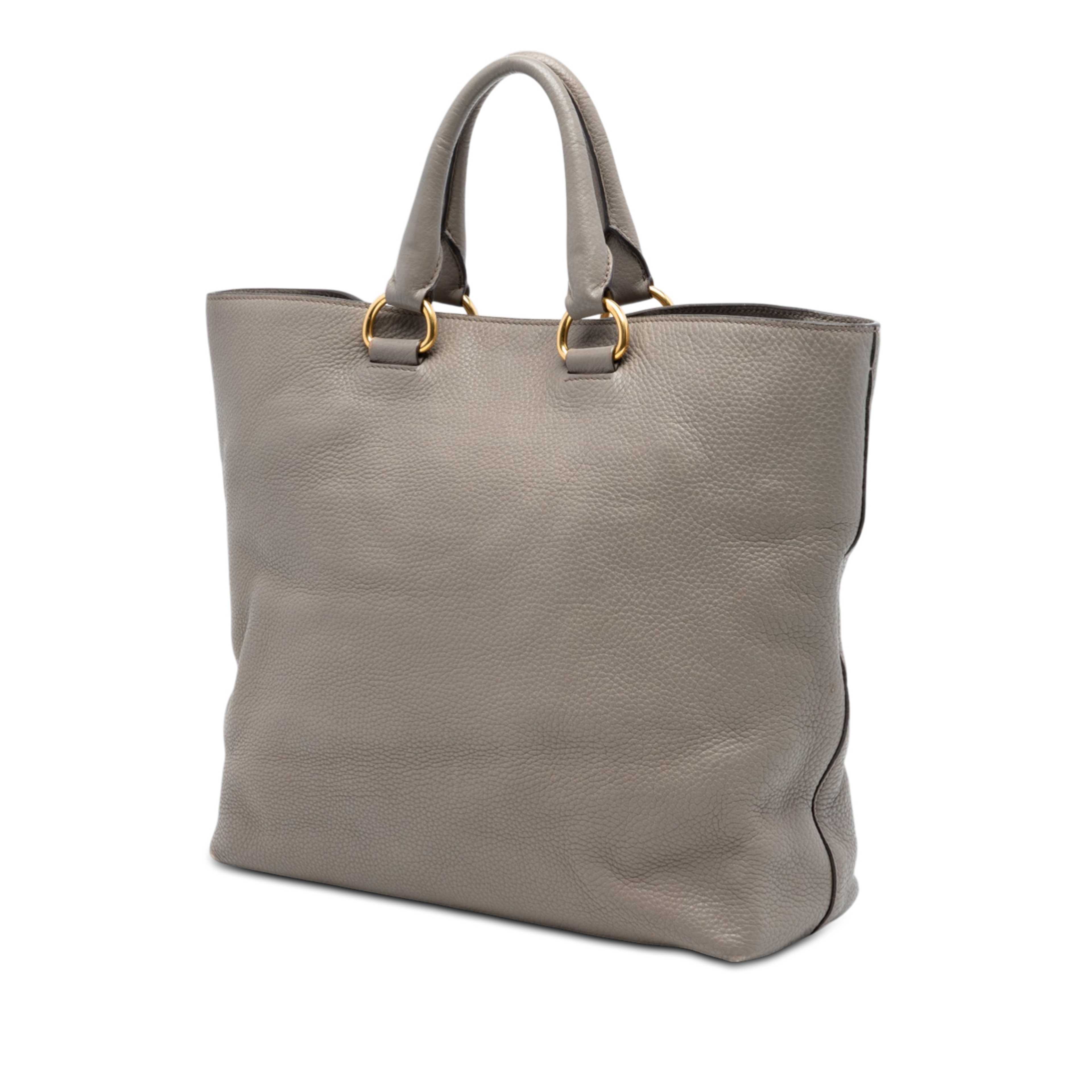 Prada Vitello Daino Open Convertible Tote, från Luxclusif, i färgen gray. Klicka för att öppna bilden i stort format