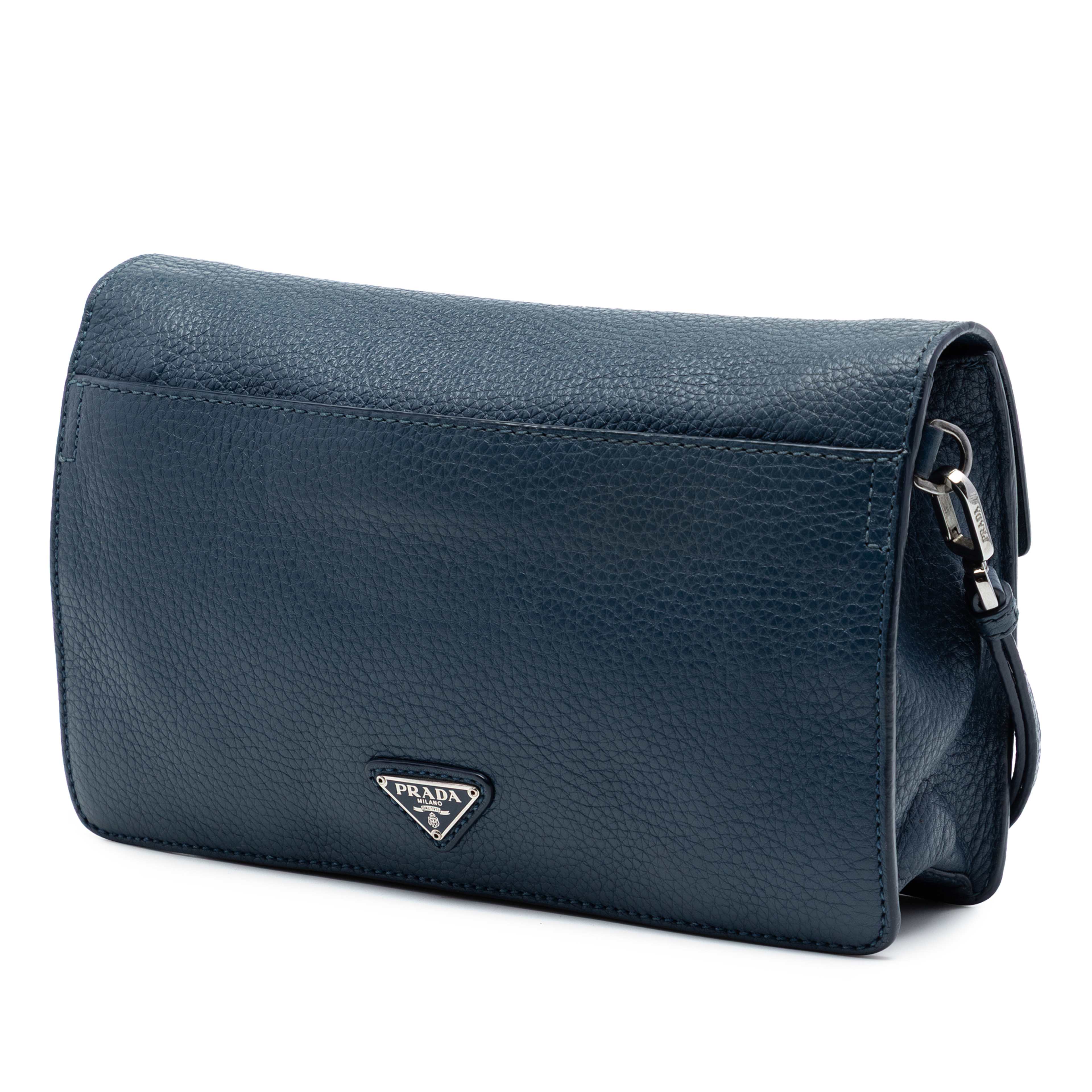 Prada Vitello Daino Clutch, från Luxclusif, i färgen blå. Klicka för att öppna bilden i stort format