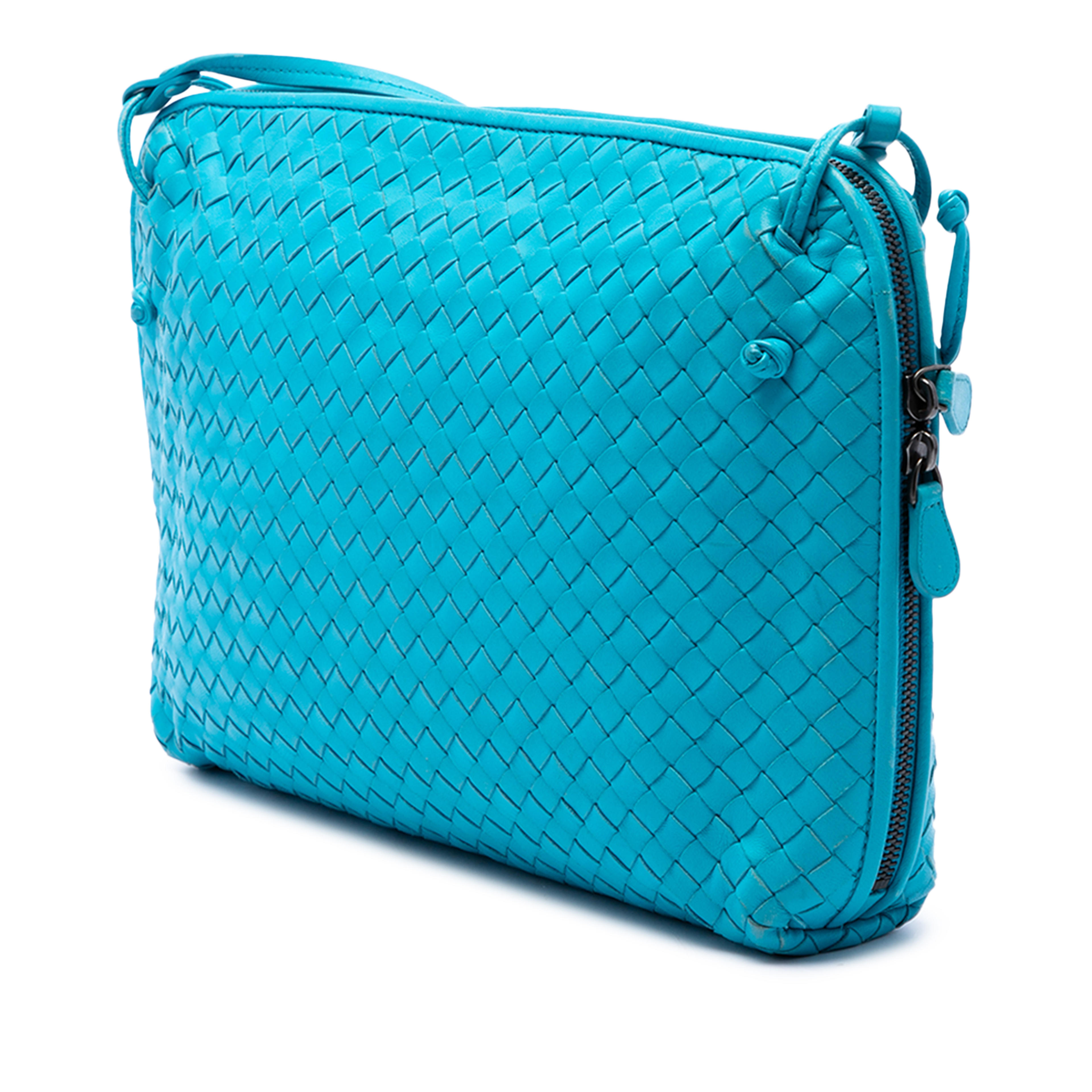 Bottega Veneta Large Nappa Intrecciato Nodini Crossbody, från Luxclusif, i färgen blå. Klicka för att öppna bilden i stort format