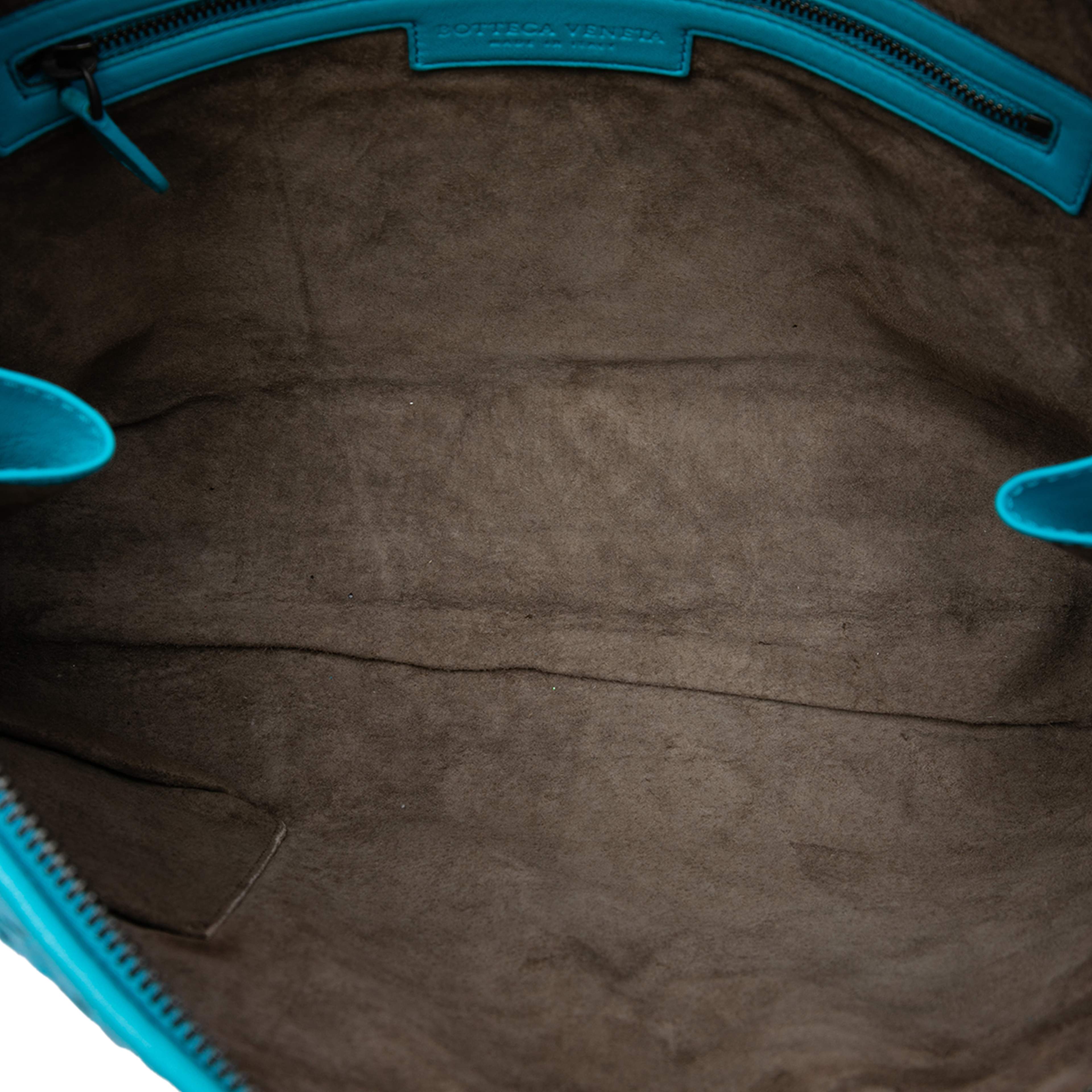 Bottega Veneta Large Nappa Intrecciato Nodini Crossbody, från Luxclusif, i färgen blå. Klicka för att öppna bilden i stort format
