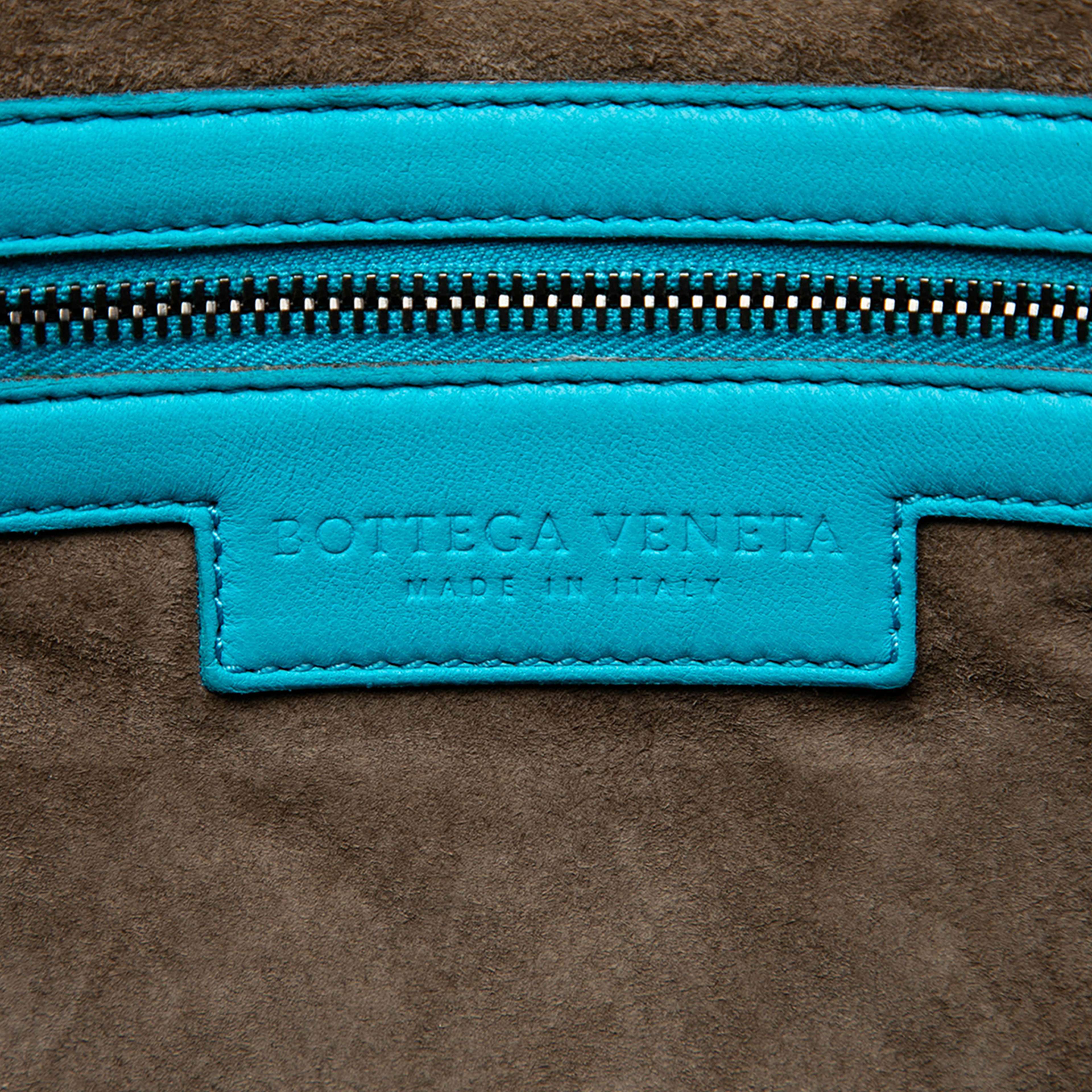 Bottega Veneta Large Nappa Intrecciato Nodini Crossbody, från Luxclusif, i färgen blå. Klicka för att öppna bilden i stort format