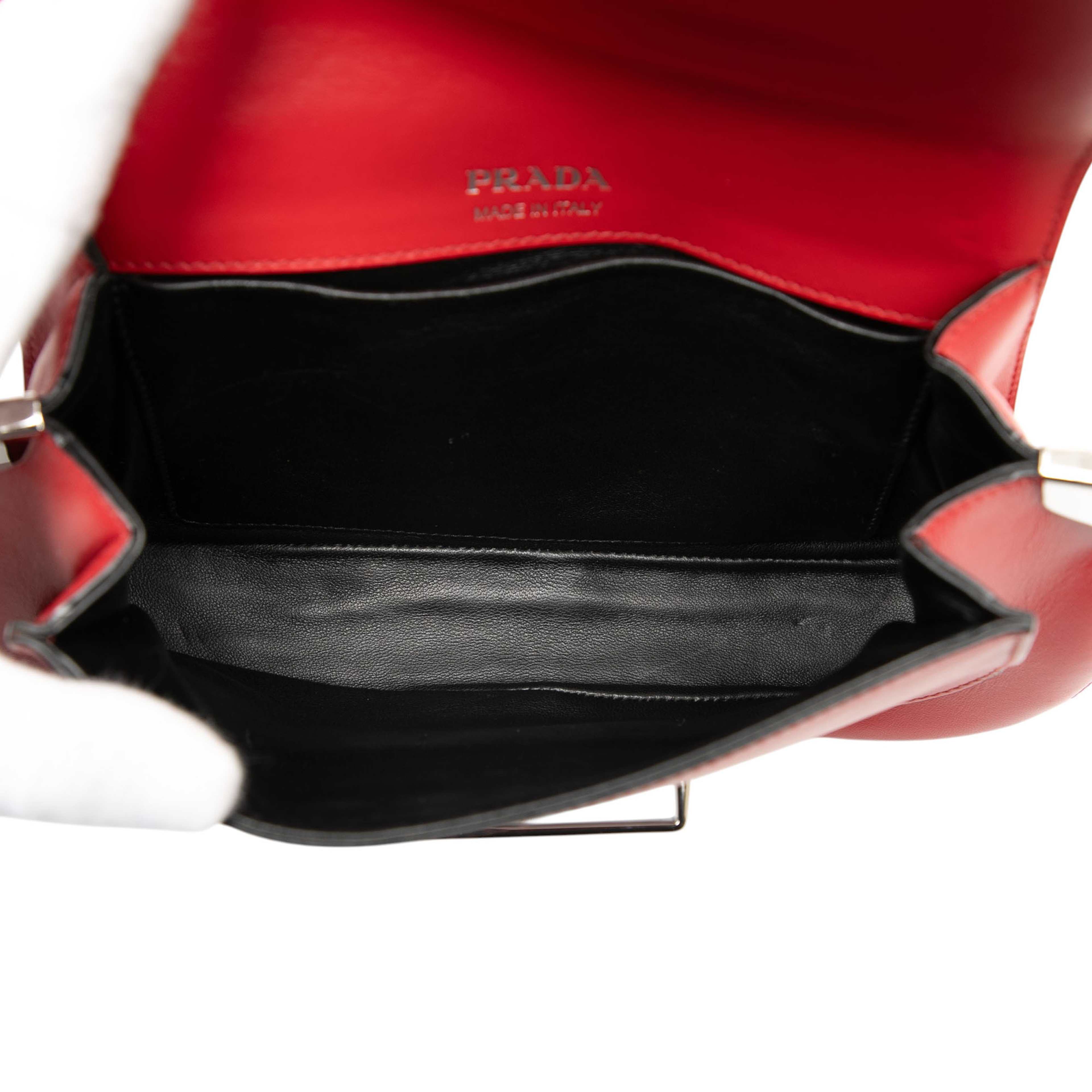 Prada Bicolor City Calf Sidonie Satchel, från Luxclusif, i färgen red. Klicka för att öppna bilden i stort format