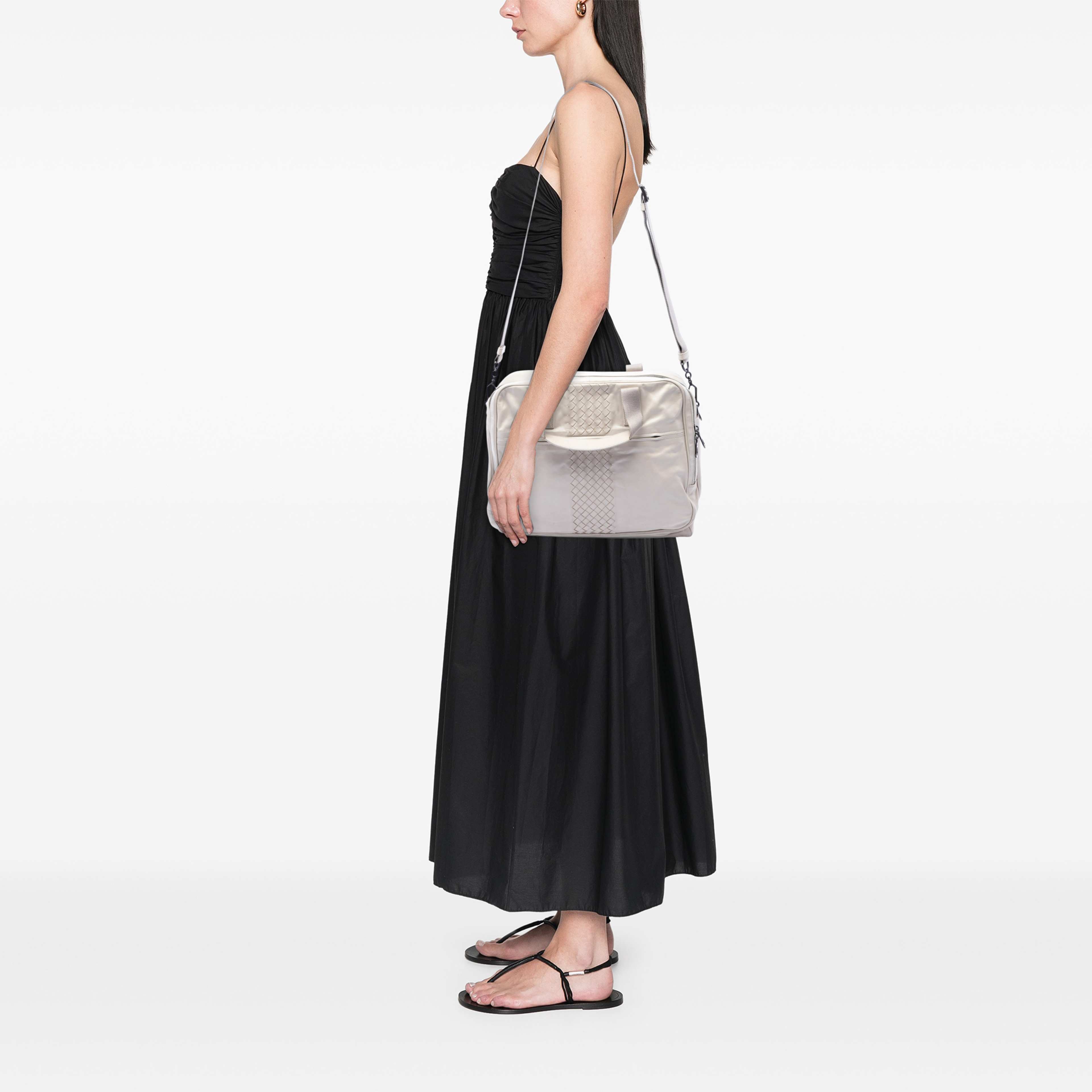 Bottega Veneta Intrecciato Trimmed Nappa Business Bag, från Luxclusif, i färgen vit. Klicka för att öppna bilden i stort format