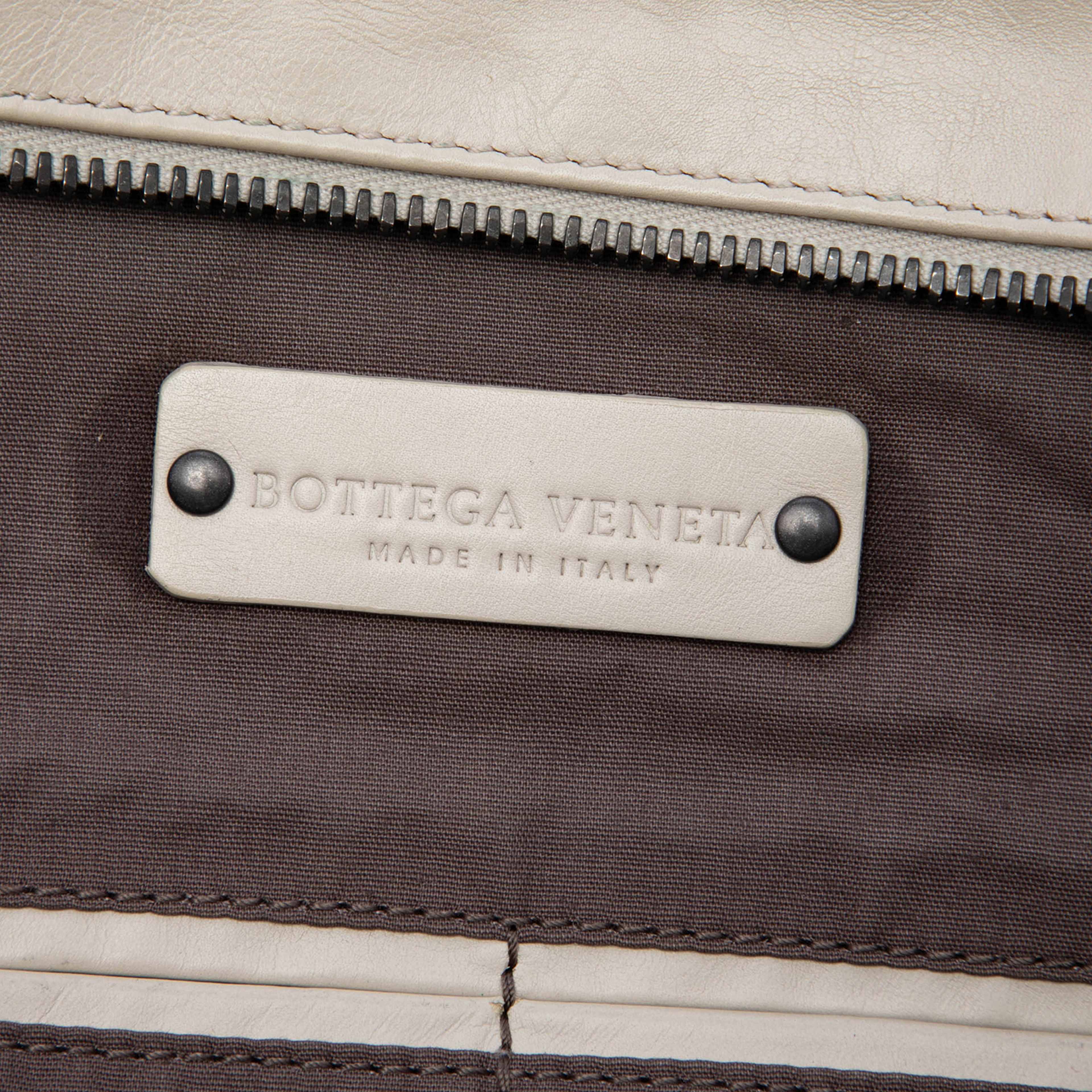 Bottega Veneta Intrecciato Trimmed Nappa Business Bag, från Luxclusif, i färgen off white. Klicka för att öppna bilden i stort format