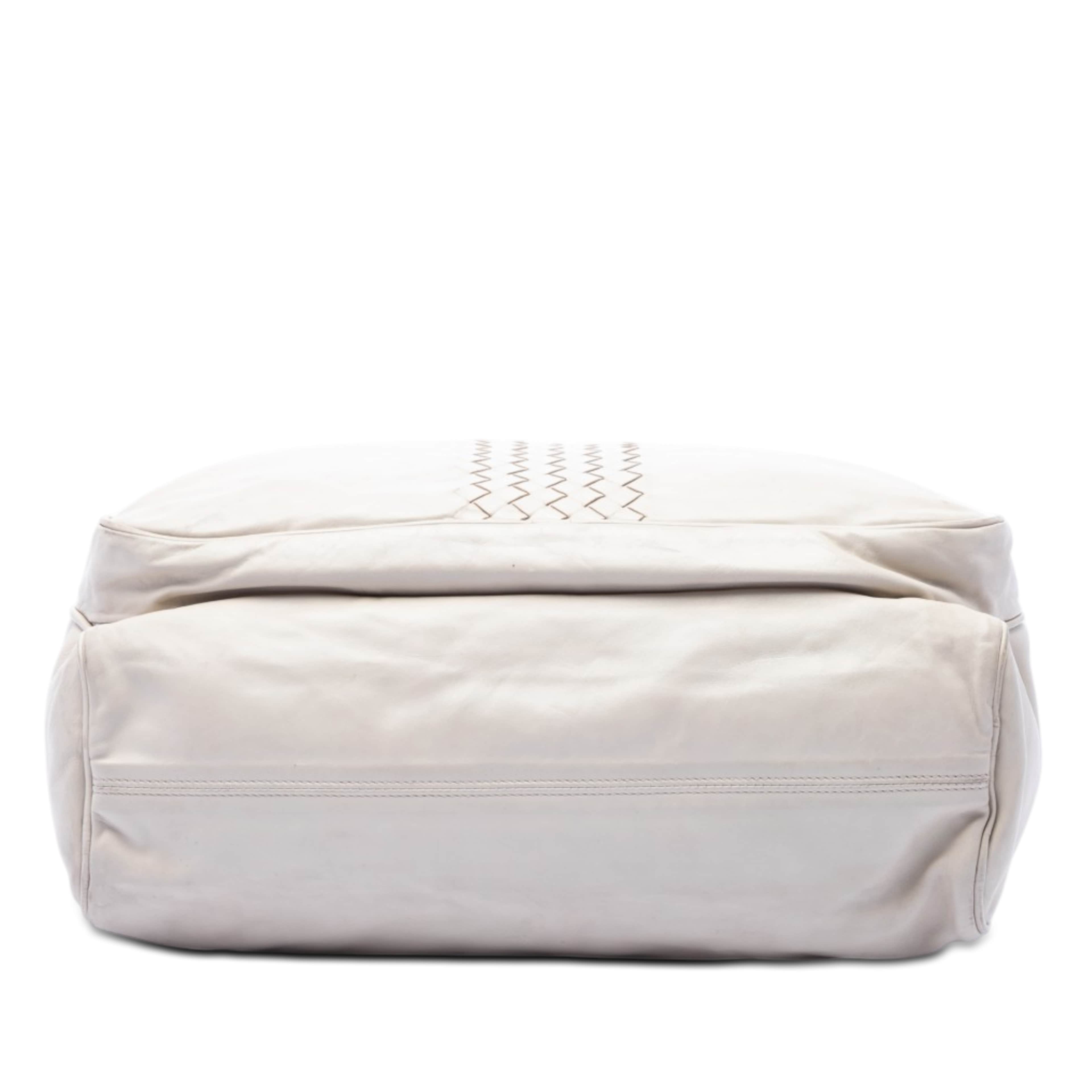 Bottega Veneta Intrecciato Trimmed Nappa Business Bag, från Luxclusif, i färgen off white. Klicka för att öppna bilden i stort format
