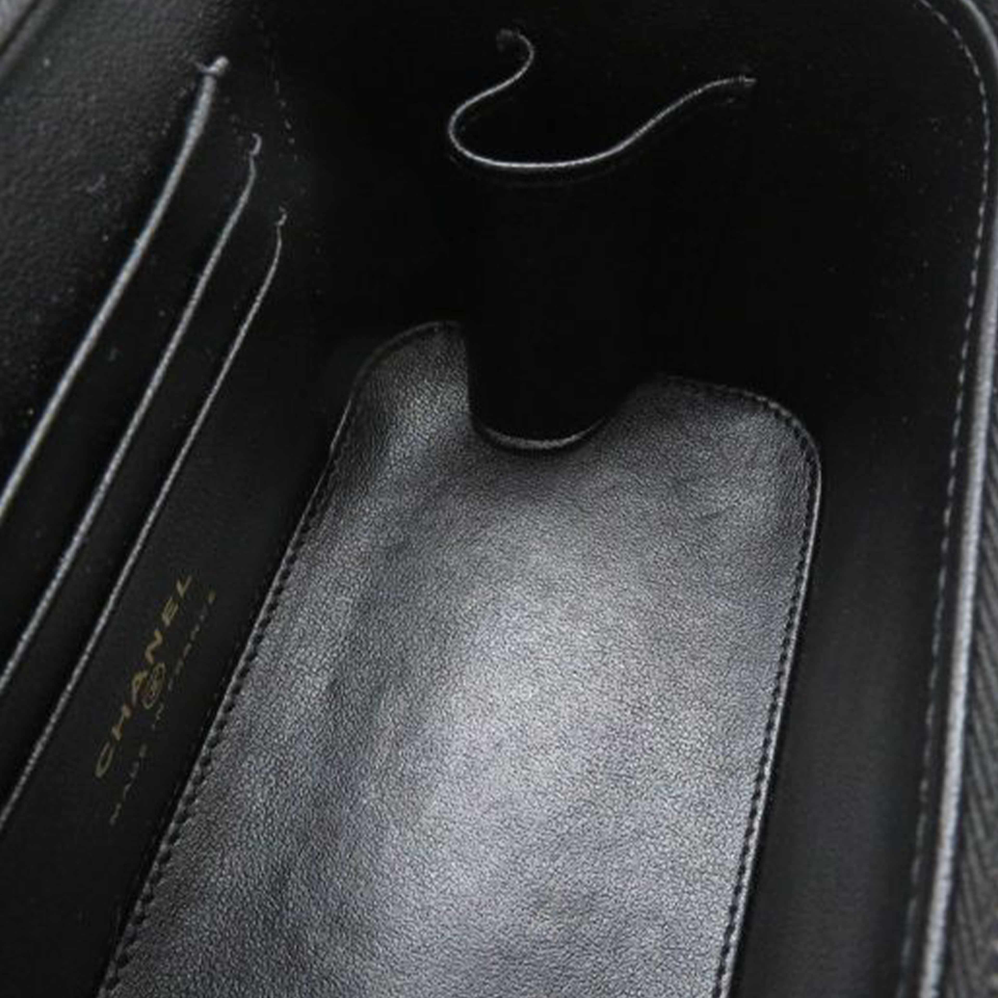 Chanel Lambskin Coco Casino Vanity Case, från Luxclusif, i färgen black. Klicka för att öppna bilden i stort format