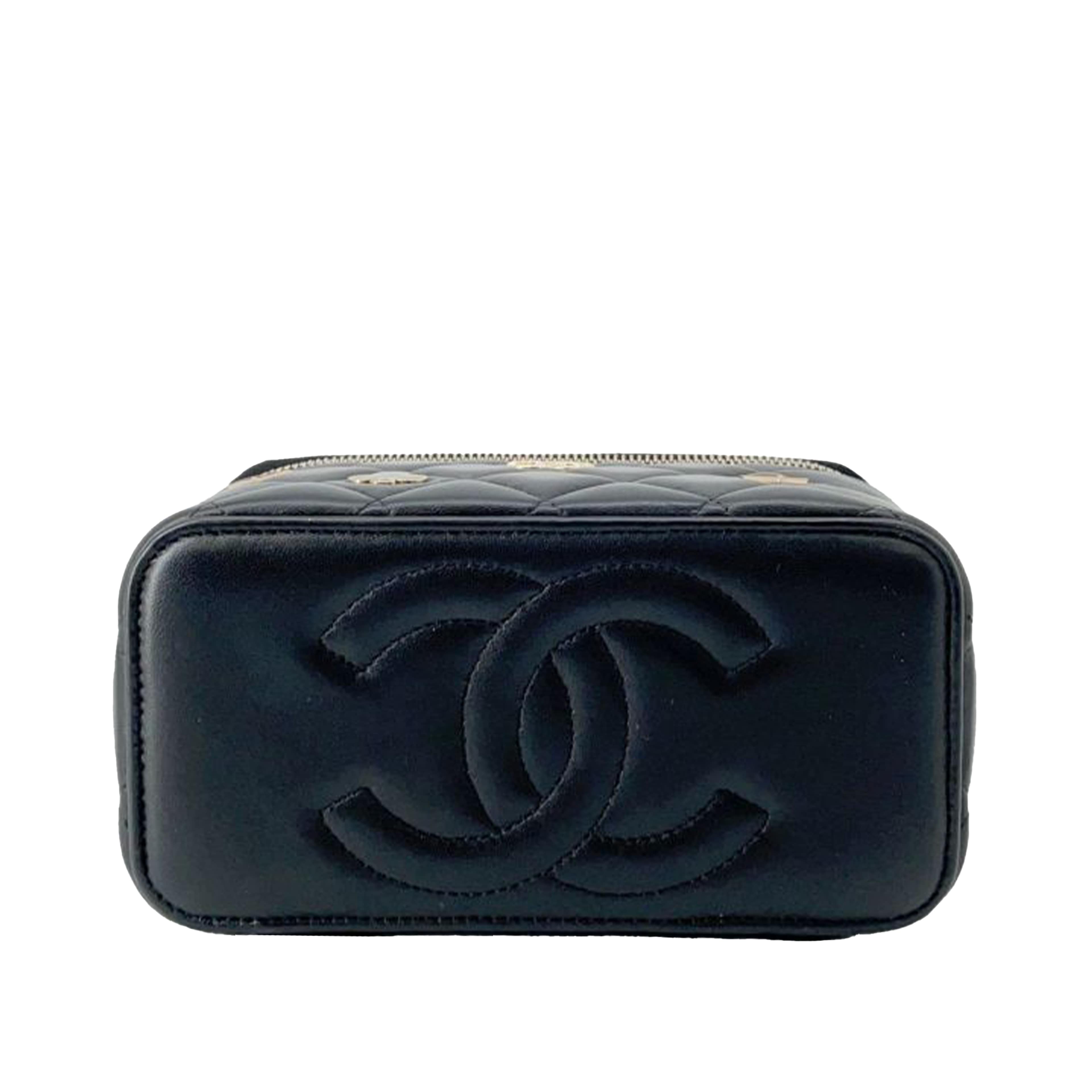 Chanel Lambskin Coco Casino Vanity Case, från Luxclusif, i färgen black. Klicka för att öppna bilden i stort format