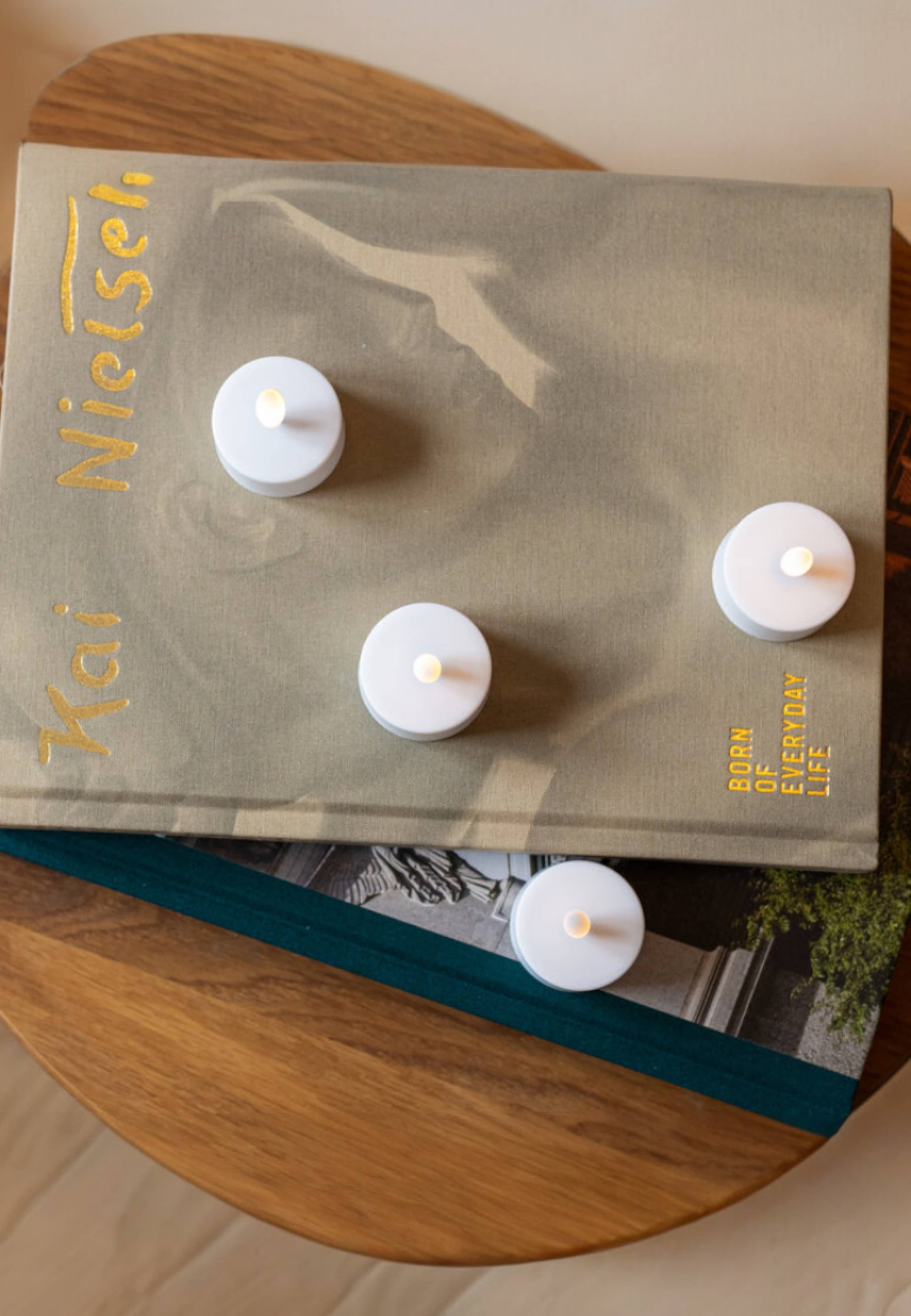 Sia Led Uppladdningsbara Värmeljus 4 St, från Led Nordic, i färgen vit. Klicka för att öppna bilden i stort format