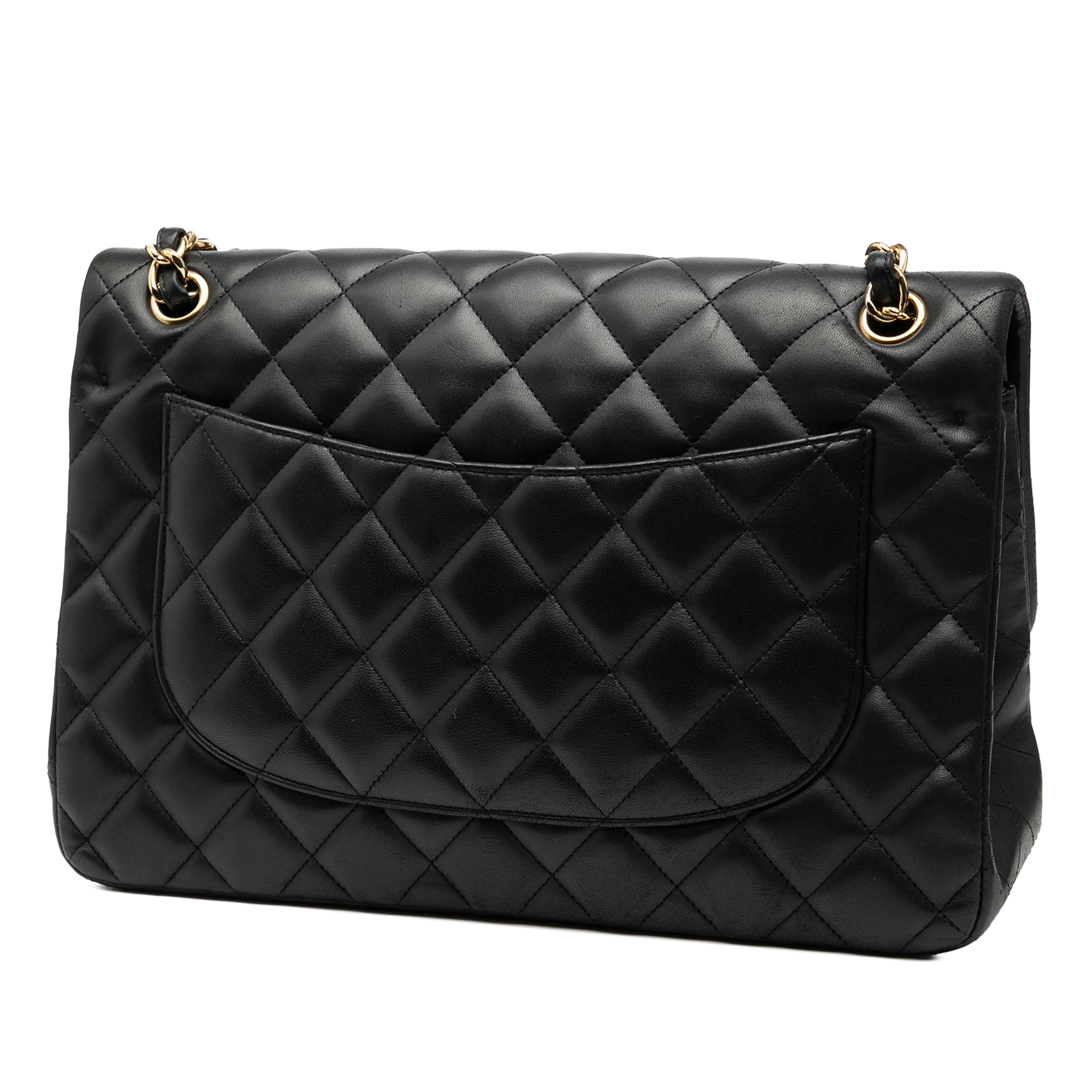 Chanel Jumbo Classic Lambskin Double Flap, från Luxclusif, i färgen black. Klicka för att öppna bilden i stort format
