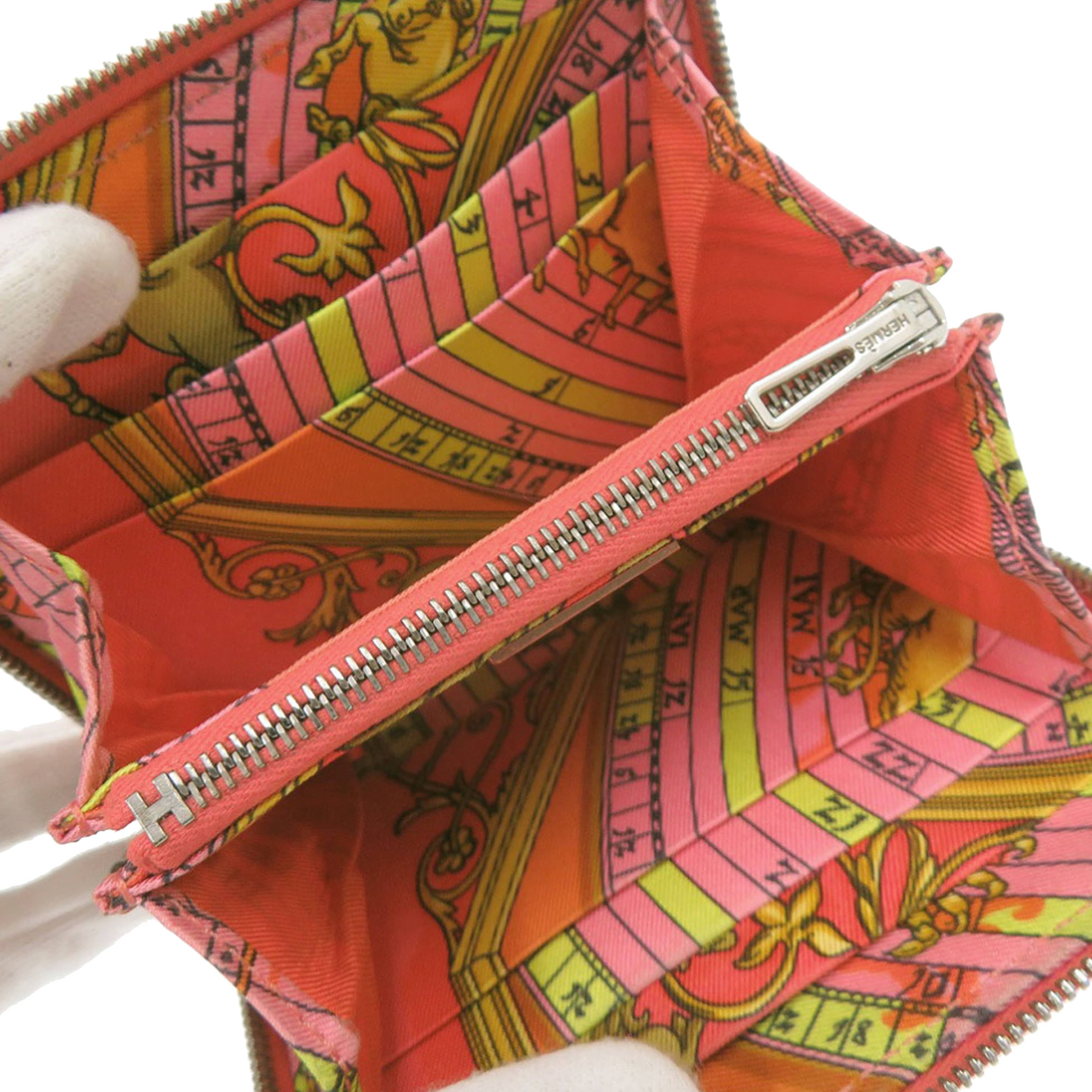 Hermès Epsom Silk In Compact Wallet, från Luxclusif, i färgen rosa. Klicka för att öppna bilden i stort format
