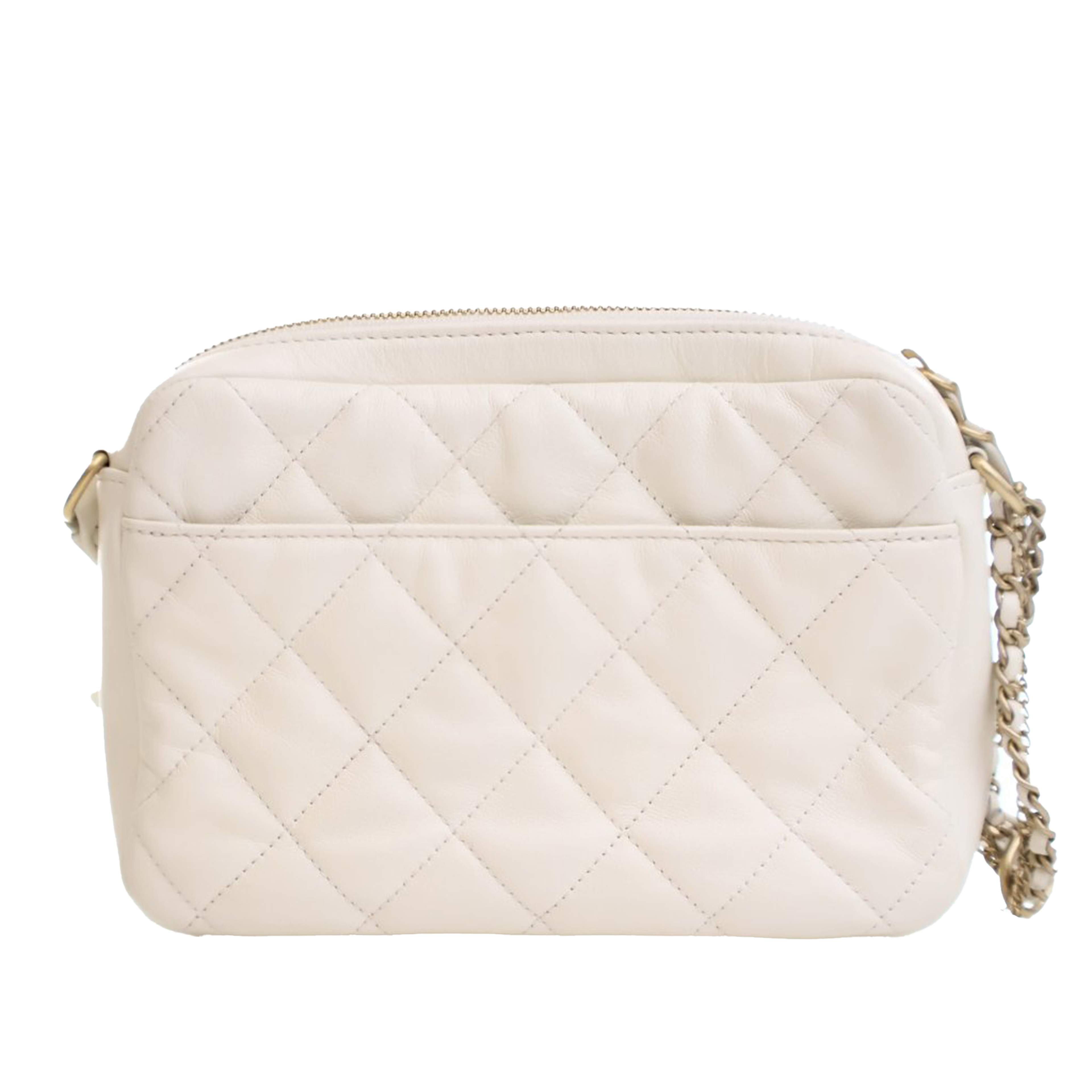 Chanel Small Quilted Calfskin Camera Case, från Luxclusif, i färgen ivory. Klicka för att öppna bilden i stort format