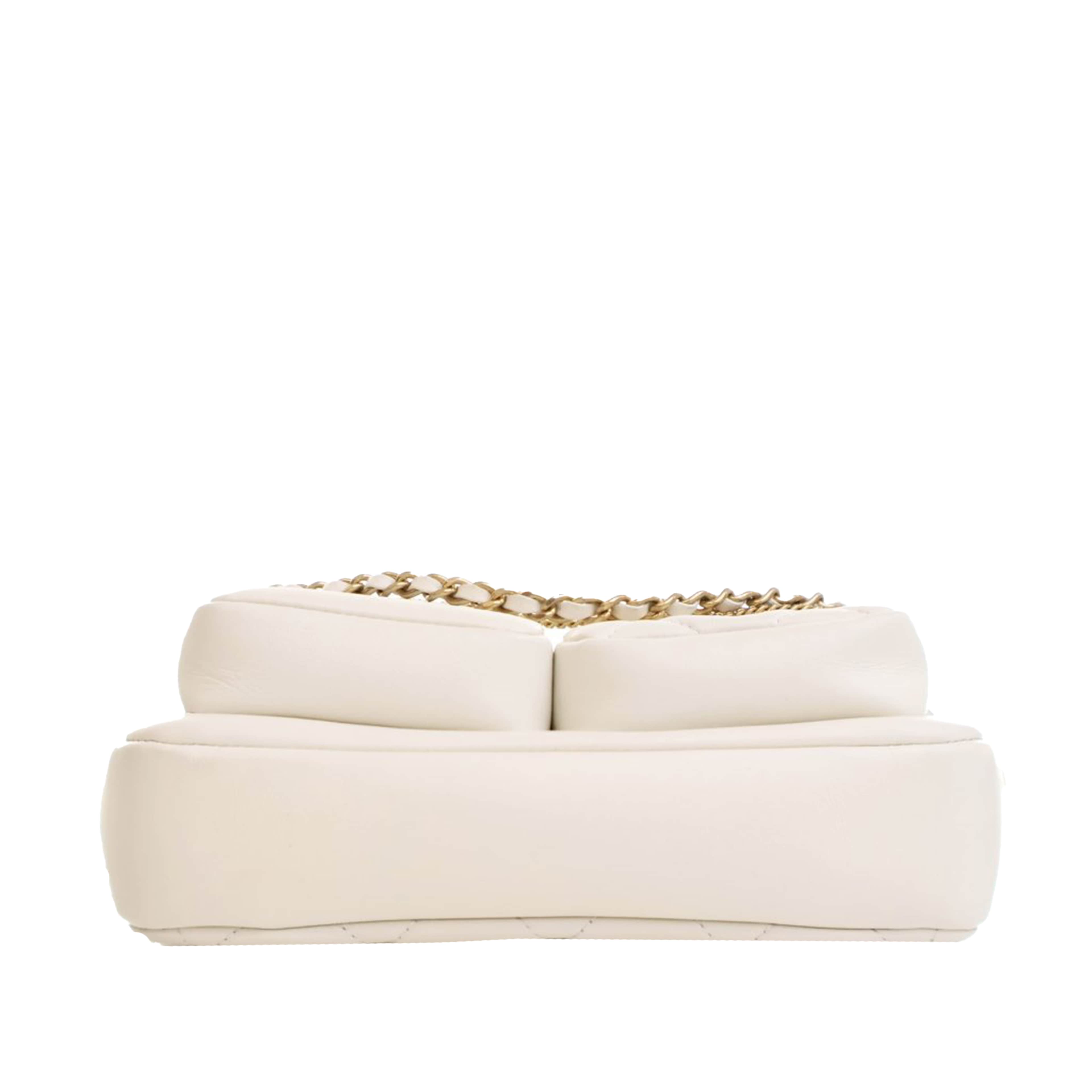 Chanel Small Quilted Calfskin Camera Case, från Luxclusif, i färgen ivory. Klicka för att öppna bilden i stort format