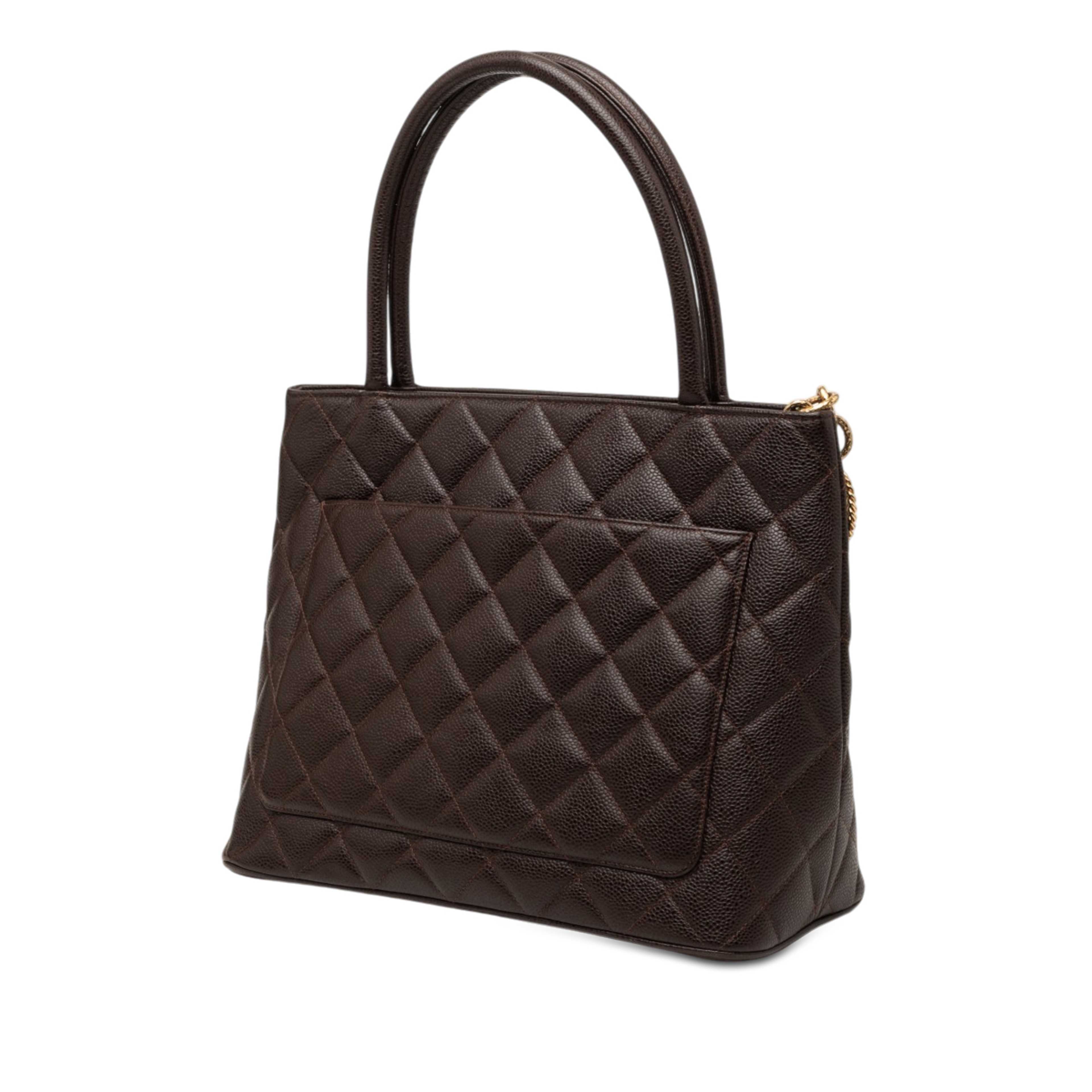 Chanel Caviar Medallion Tote, från Luxclusif, i färgen brun. Klicka för att öppna bilden i stort format