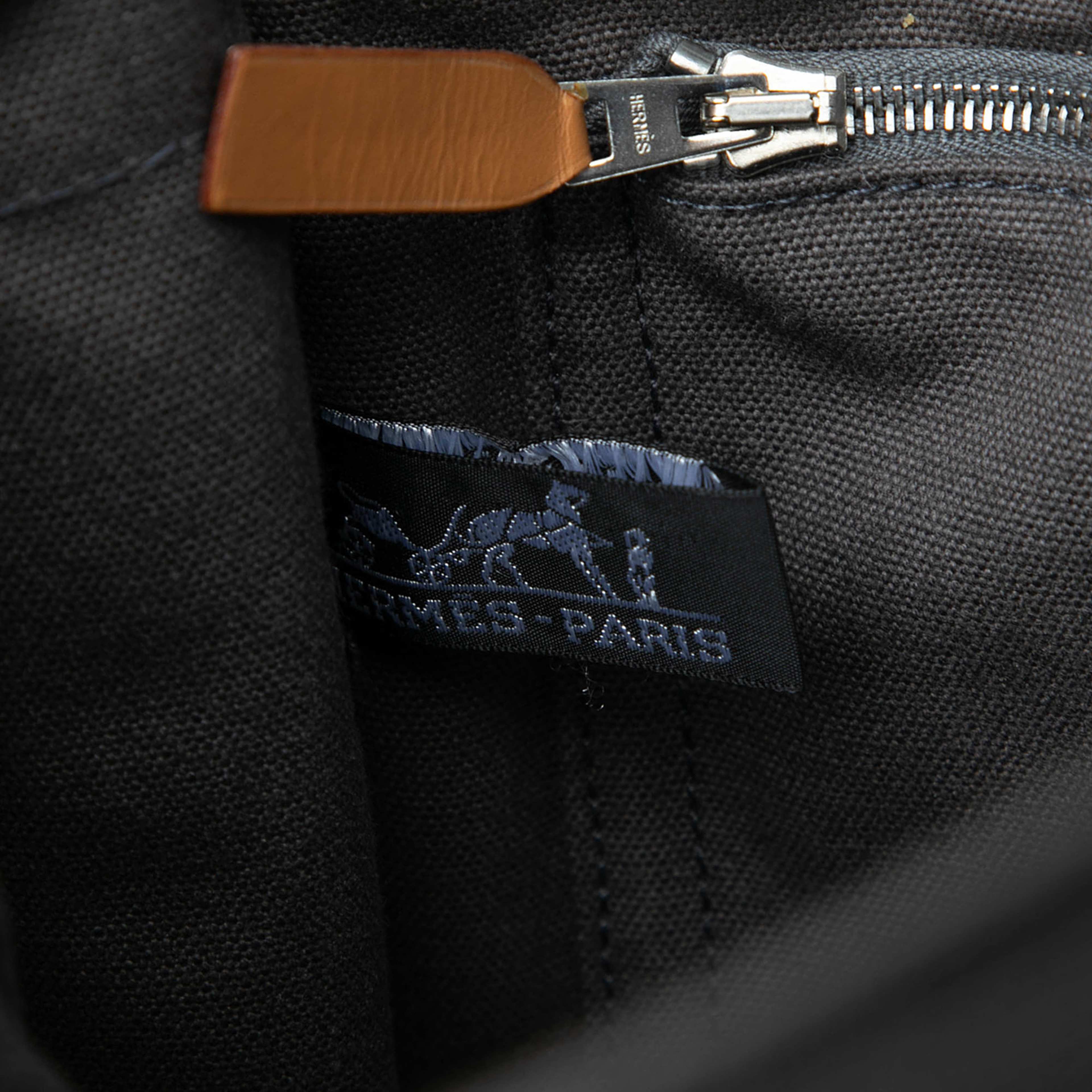 Hermès Canvas Fourre Tout Pm, från Luxclusif, i färgen grå. Klicka för att öppna bilden i stort format