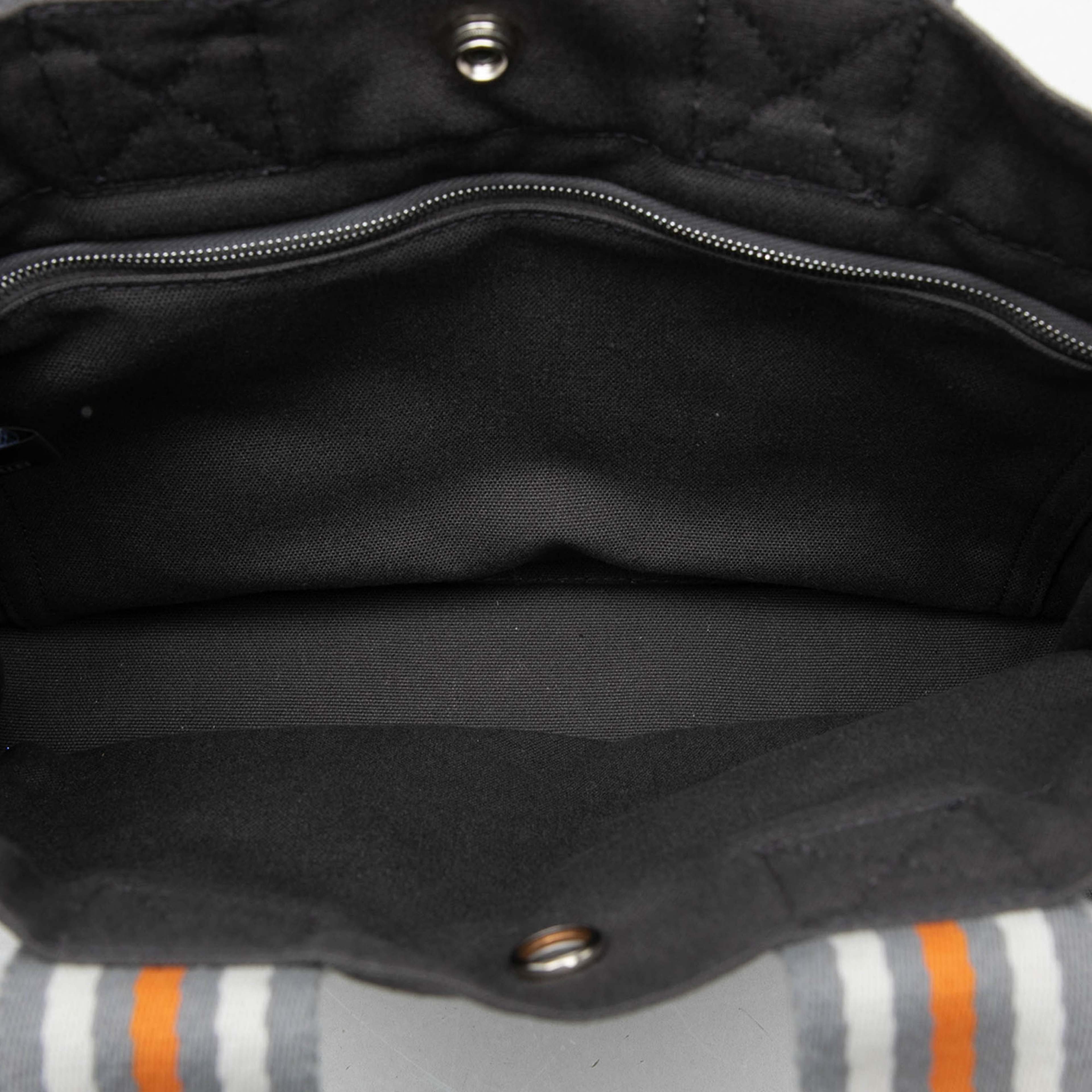 Hermès Canvas Fourre Tout Pm, från Luxclusif, i färgen grå. Klicka för att öppna bilden i stort format