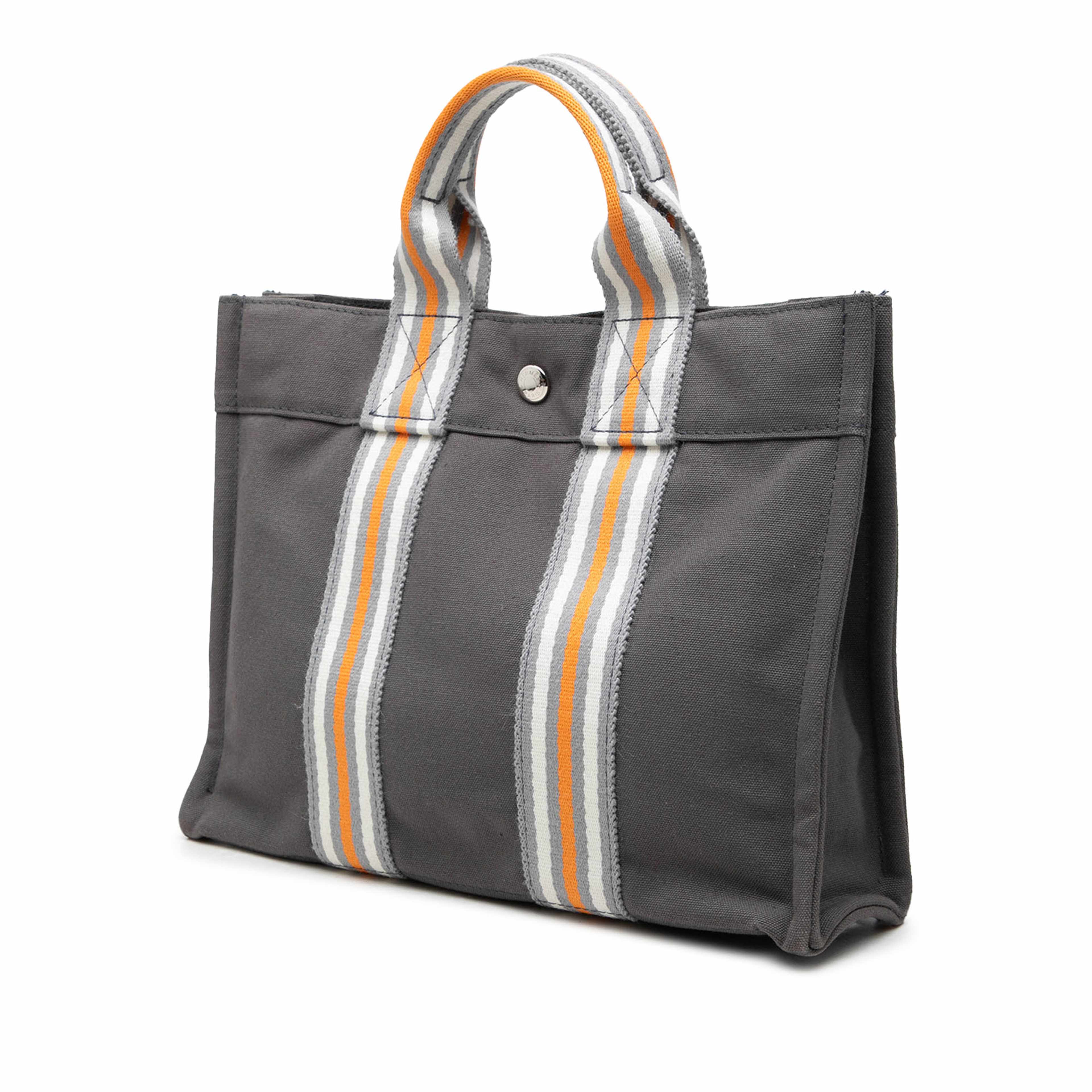Hermès Canvas Fourre Tout Pm, från Luxclusif, i färgen grå. Klicka för att öppna bilden i stort format