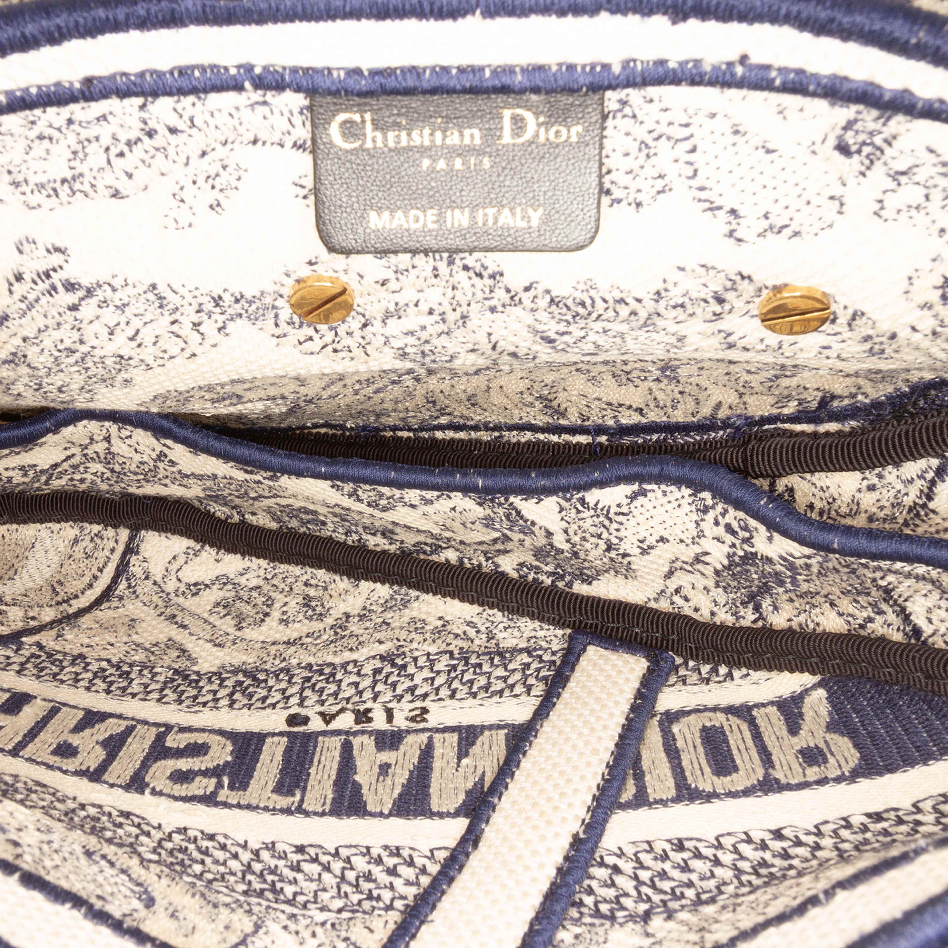 Dior Canvas Embroidered Toile De Jouy Saddle Bag, från Luxclusif, i färgen navy. Klicka för att öppna bilden i stort format