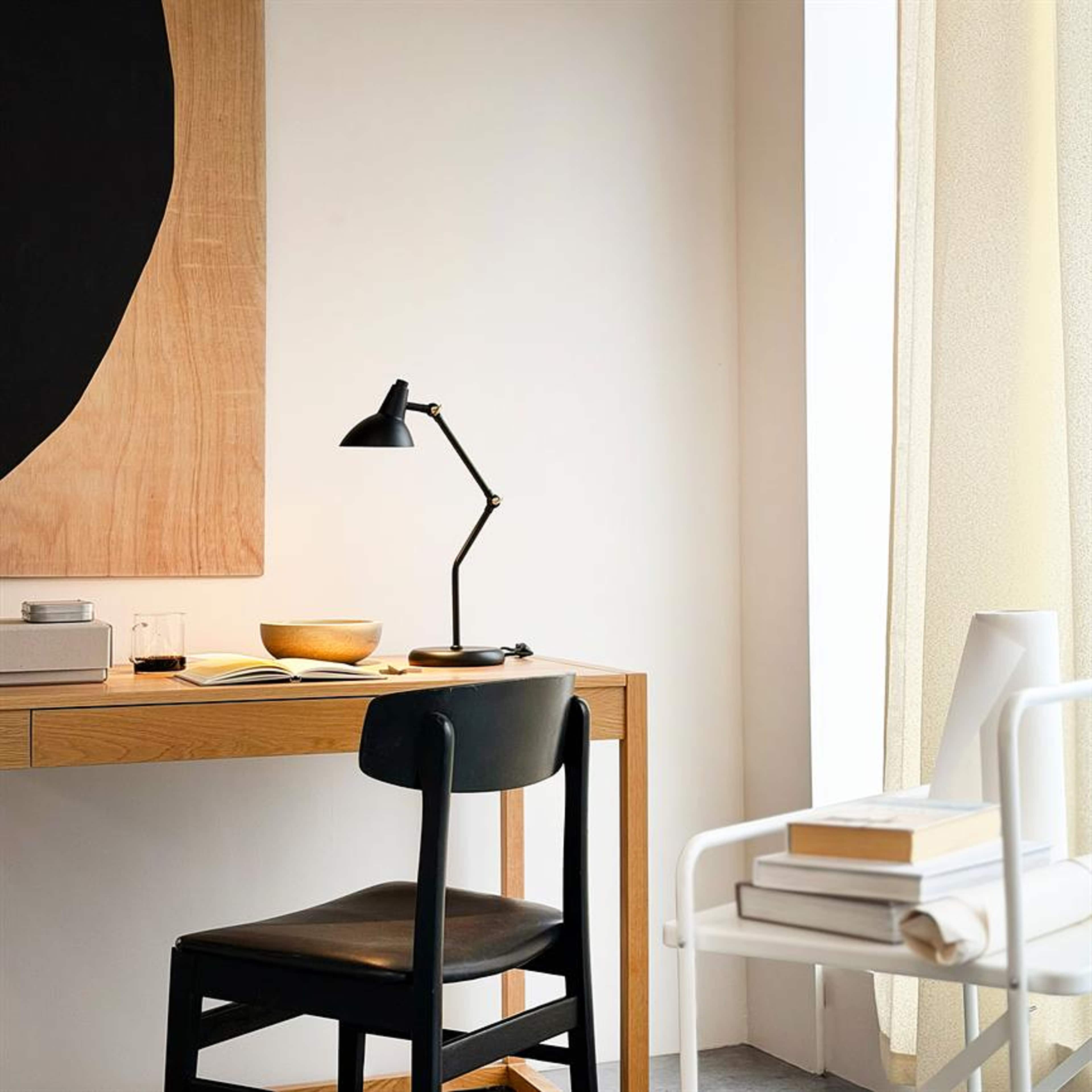 Vela Table Lamp, från Dyberg Larsen, i färgen black. Klicka för att öppna bilden i stort format