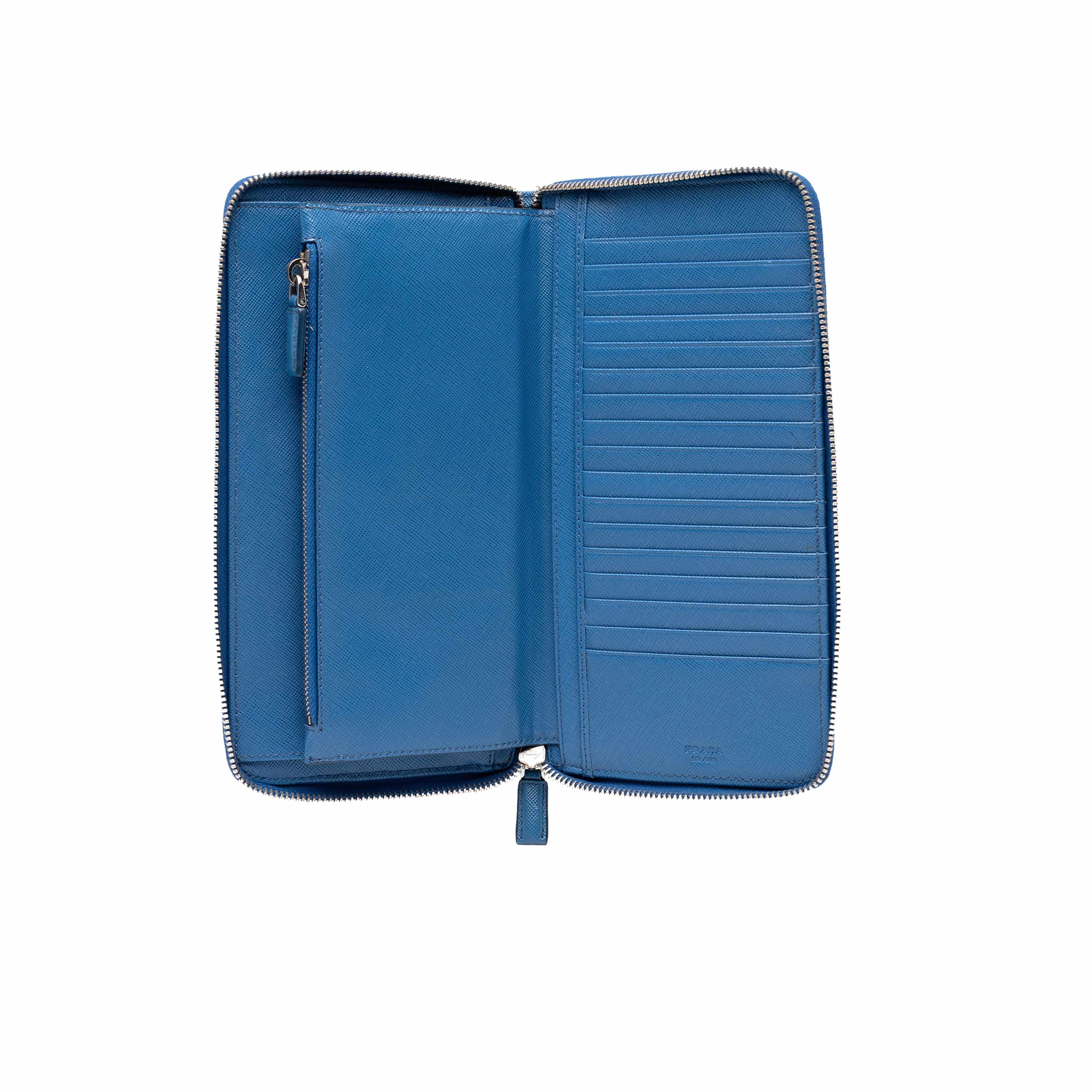Prada Saffiano Zip Around Travel Organizer Wallet, från Luxclusif, i färgen blå. Klicka för att öppna bilden i stort format