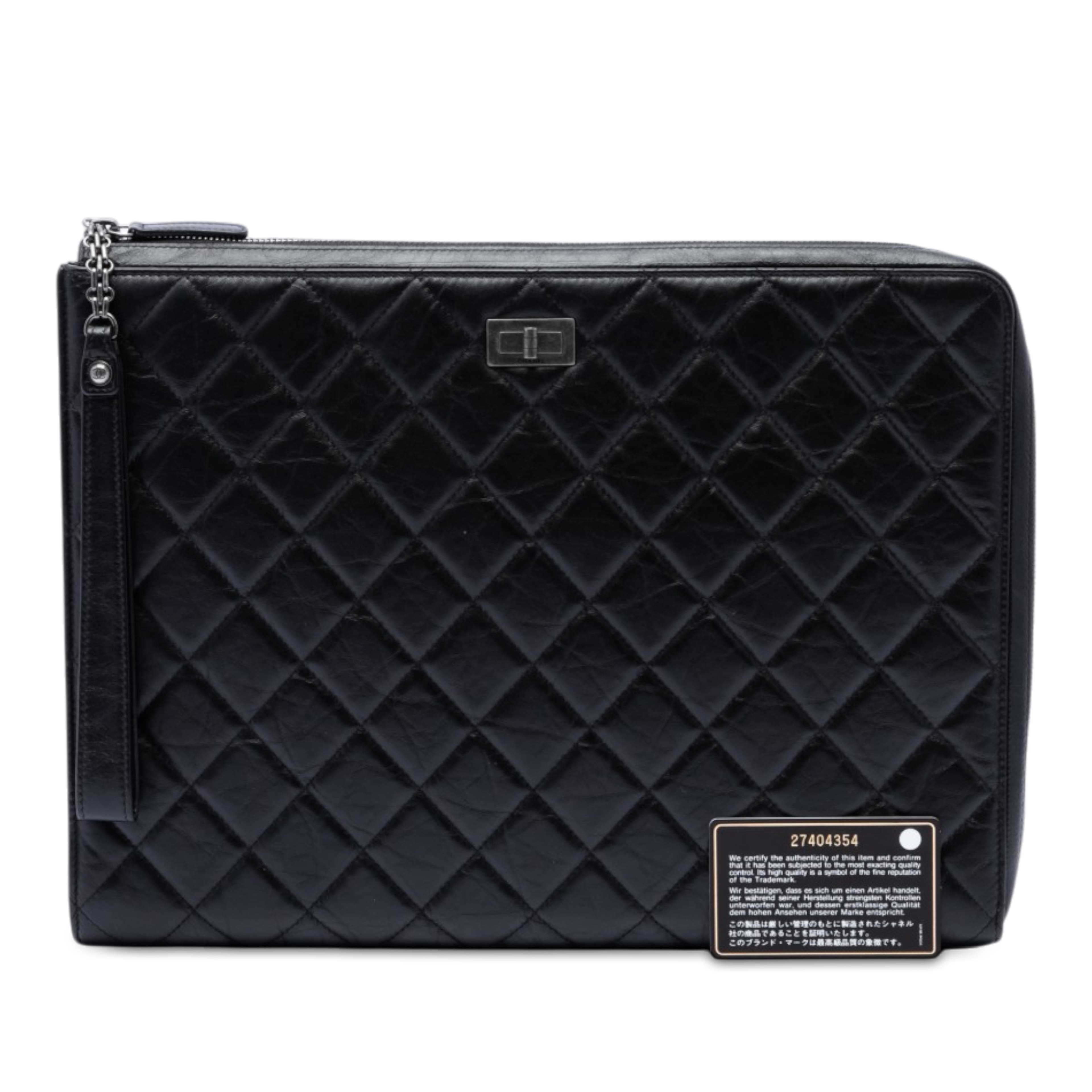 Chanel Large Aged Calfskin Reissue 2.55 Pouch With Handle, från Luxclusif, i färgen svart. Klicka för att öppna bilden i stort format