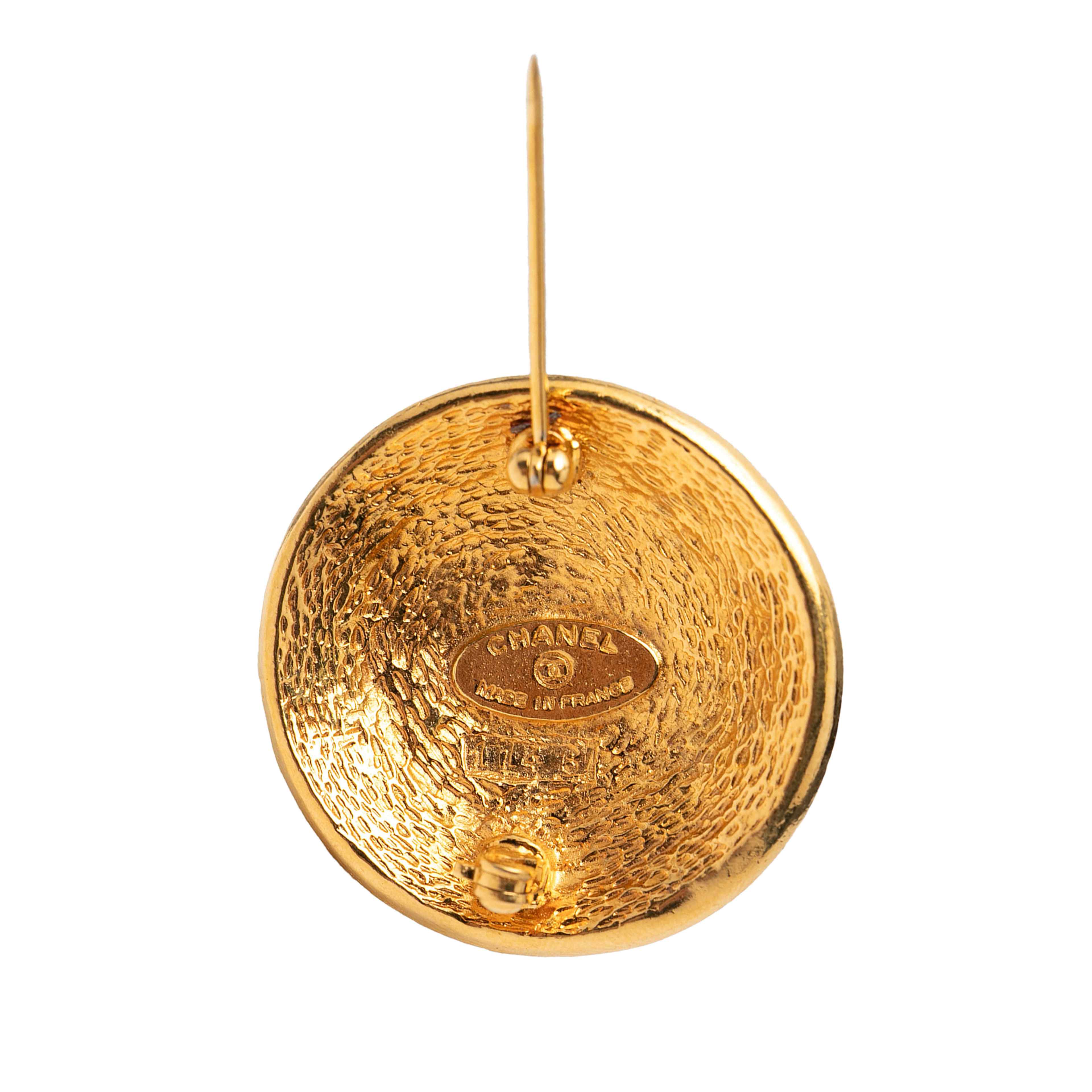 Chanel Gold Plated 31 Rue Cambon Round Brooch, från Luxclusif, i färgen gold. Klicka för att öppna bilden i stort format