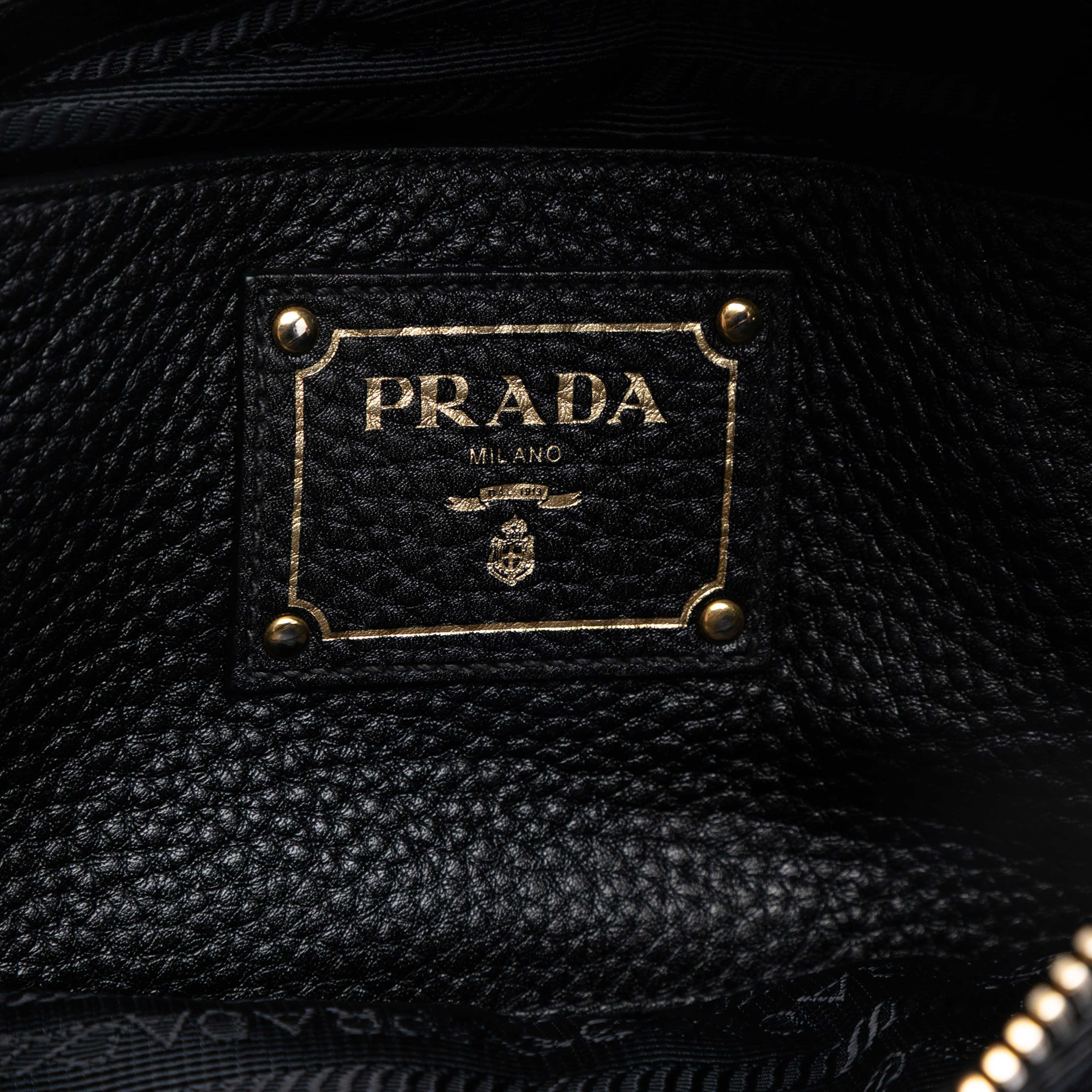 Prada Vitello Daino Zip Top Convertible Tote, från Luxclusif, i färgen black. Klicka för att öppna bilden i stort format