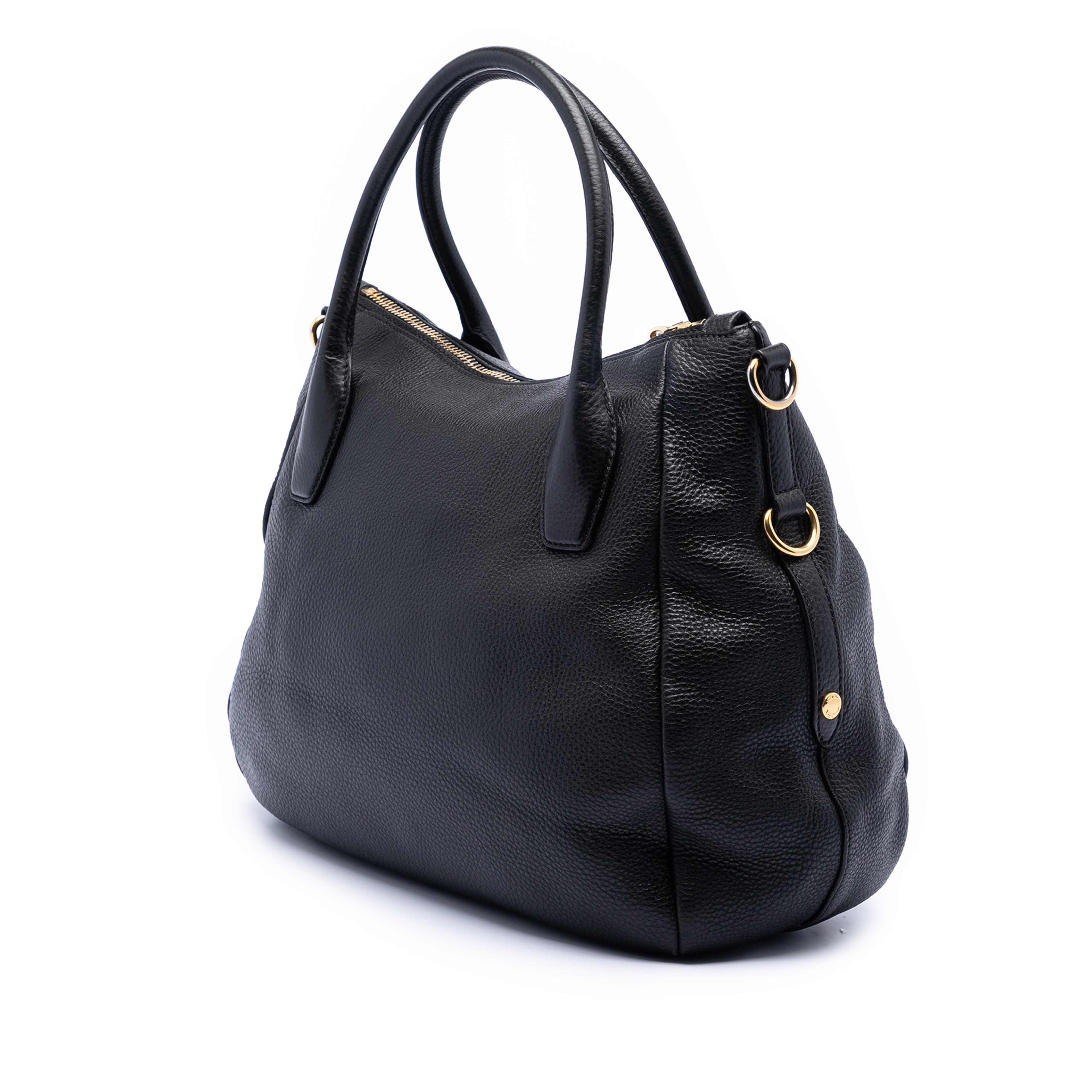 Prada Vitello Daino Zip Top Convertible Tote, från Luxclusif, i färgen black. Klicka för att öppna bilden i stort format